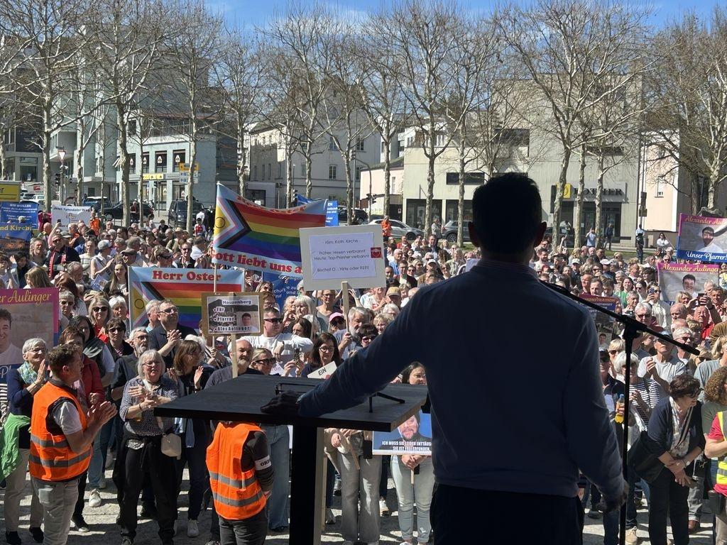 Menschen vor Bühne, Schilder