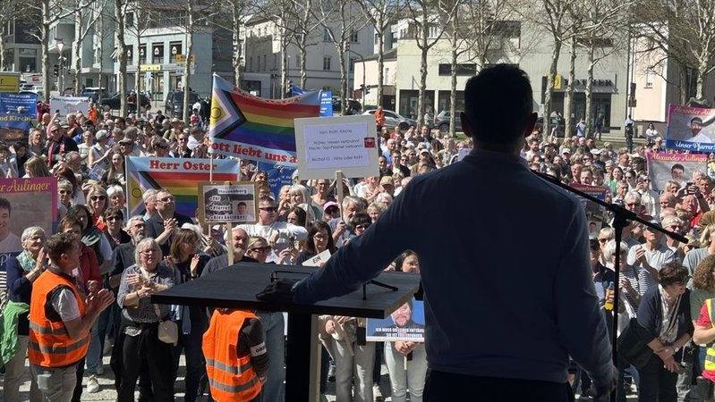 Menschen vor Bühne, Schilder | Bild: BR/Martin Gruber Menschen vor Bühne, Schilder