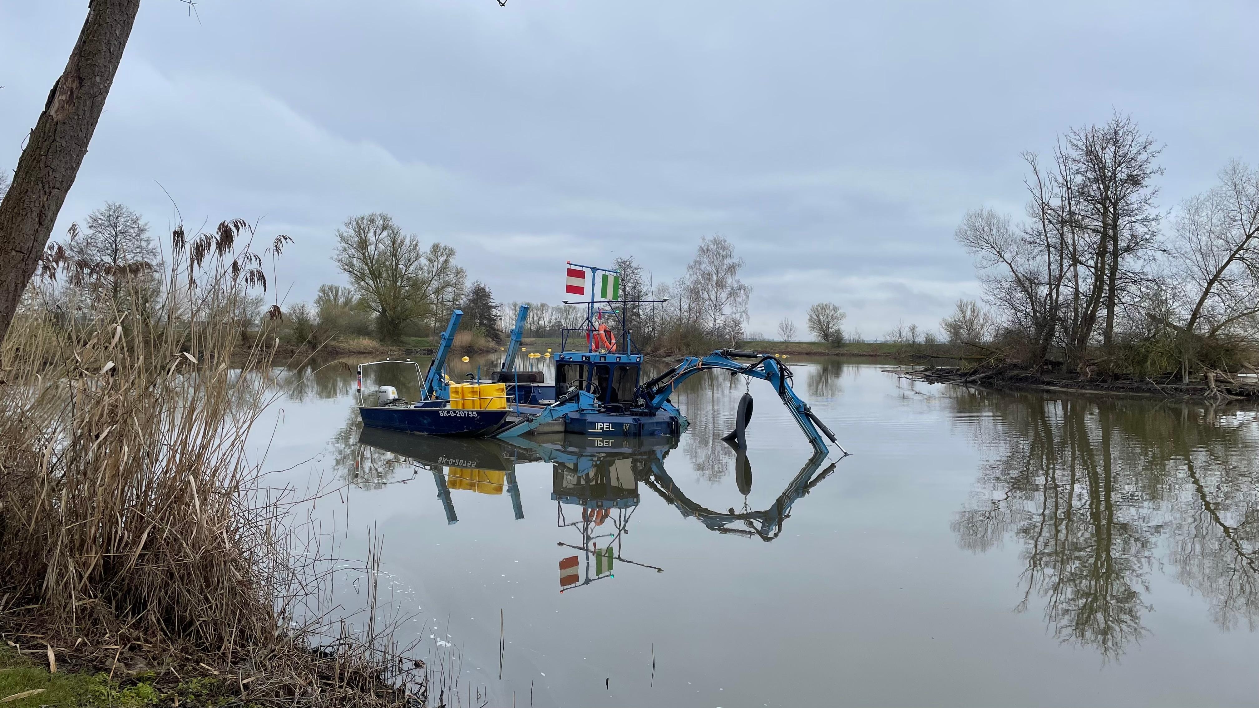 Saugbaggeer am Altmühlsee