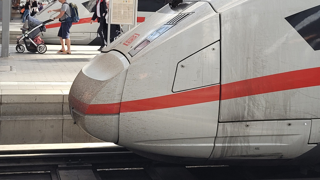 03.06.2023, München - Zwei Züge von der Baureihe ICE4 im Münchner Hauptbahnhof. 25 Jahre nach dem Unglück von Eschede hat sich viel bei der Sicherheit verbessert. 101 Menschen sind vor 25 Jahren in Eschede beim bisher schwersten Zugunfall Deutschlands gestorben. 105 Personen haben überlebt.