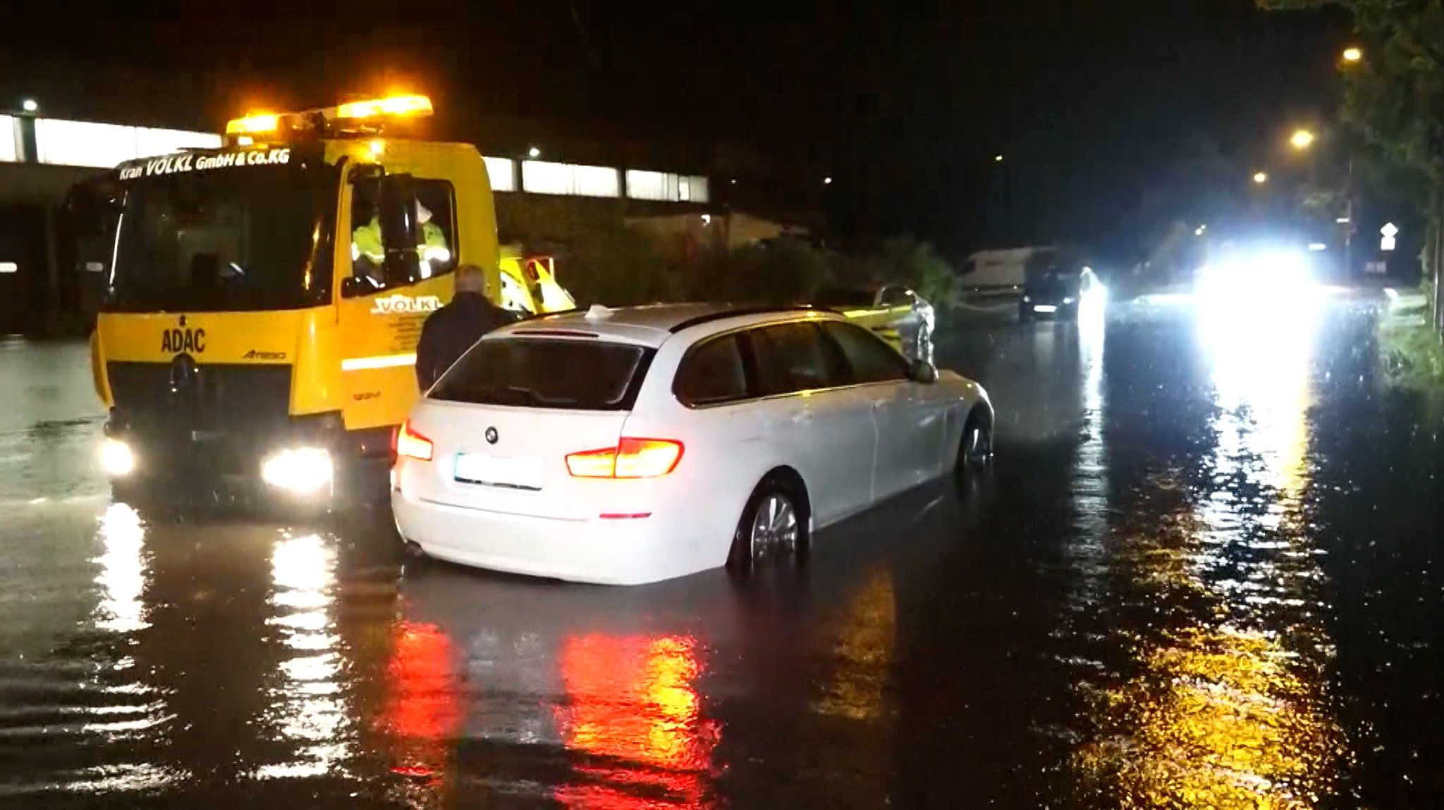 Kräftige Gewitter über Bayern am Montagabend und in der Nacht: Vor allem im Süden und Osten Bayerns mussten Einsatzkräfte öfter ausrücken. In Augsburg fiel wegen Blitzeinschlägen der Strom aus.