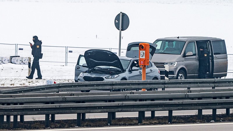 Beamte der Polizei durchsuchen das Fahrzeug an der A3, in dem Sprengstoff entdeckt wurde. | Bild: BR Beamte der Polizei durchsuchen das Fahrzeug an der A3, in dem Sprengstoff entdeckt wurde.