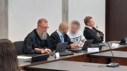 Angeklagter (gepixelt) mit seinen Anwälten im Gerichtssaal | Bild:BR24/ Florian Deglmann