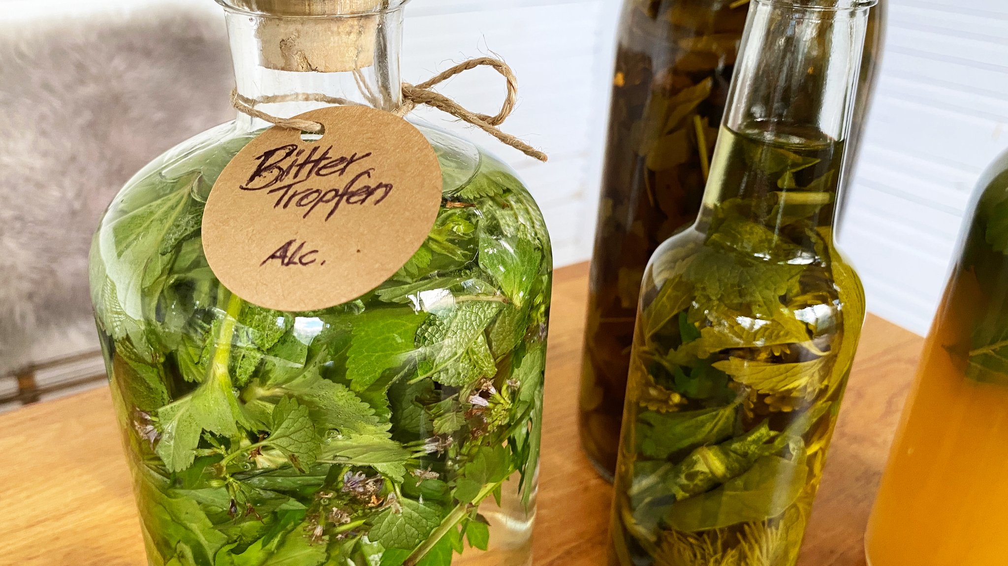 Zwei Falschen, in den denen Kräuter in Alkohol und Essig eingelegt sind, um Bittertropfen herzustellen.