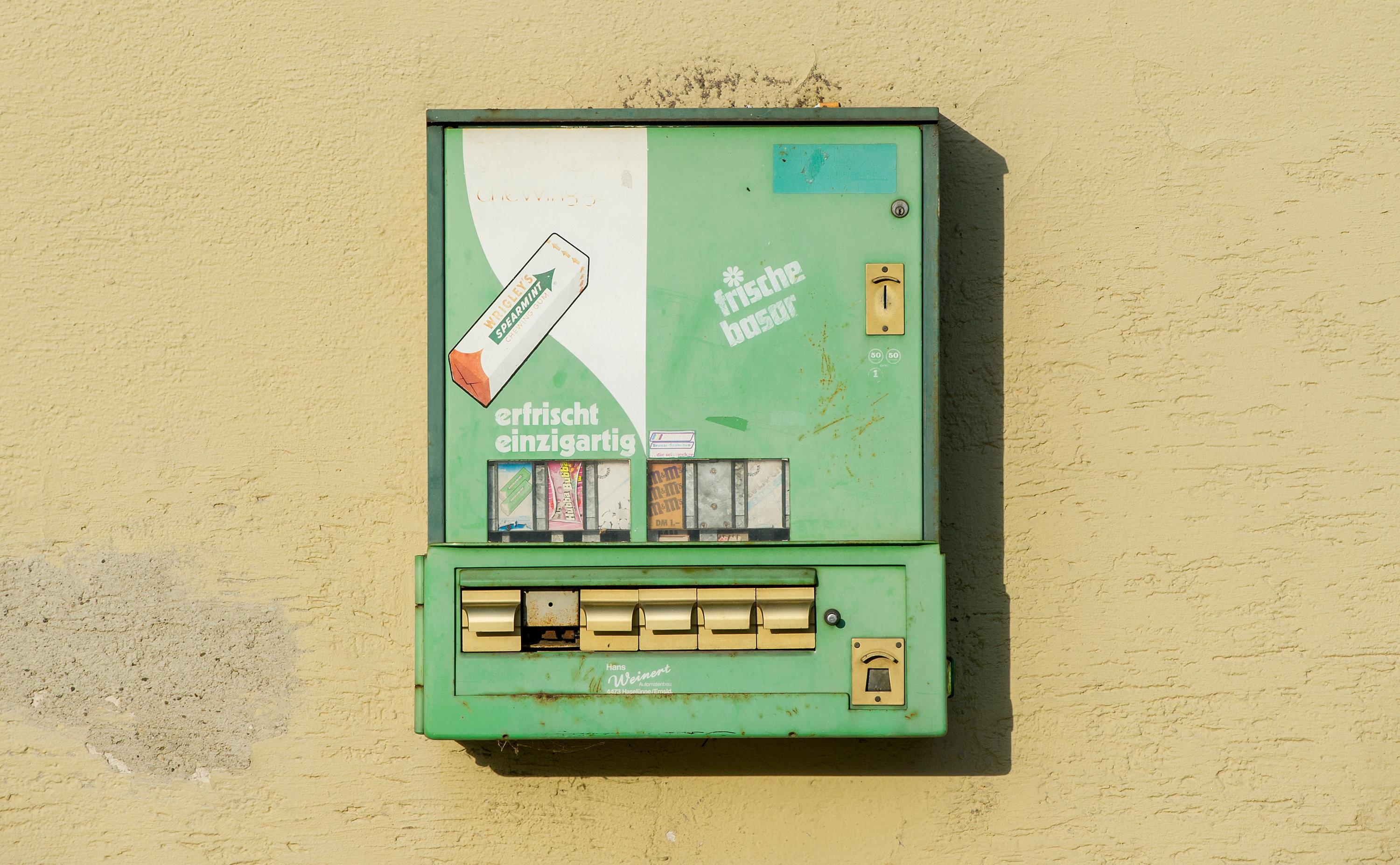 Ein alter Kaugummiautomat hängt an einer Wand.  | Bild:dpa-Bildfunk/Marc Müller