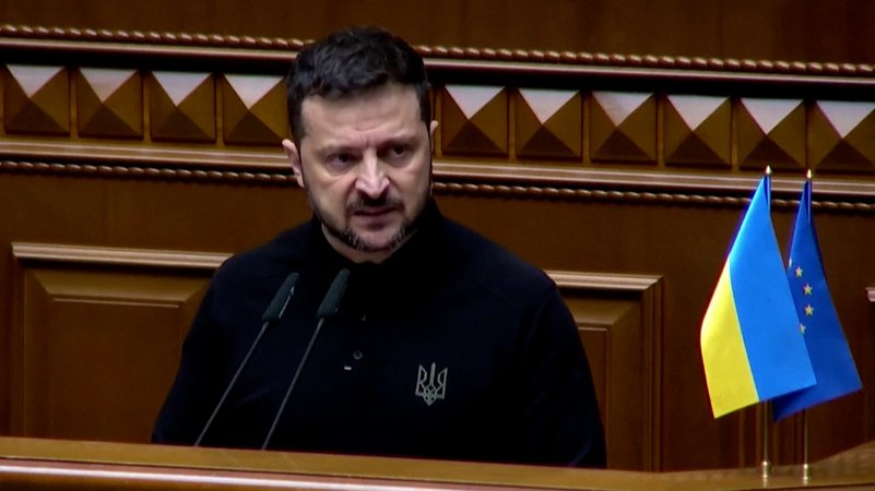 Selenskyj stellt "Siegesplan" im Parlament vor | Bild: BR Selenskyj stellt "Siegesplan" im Parlament vor