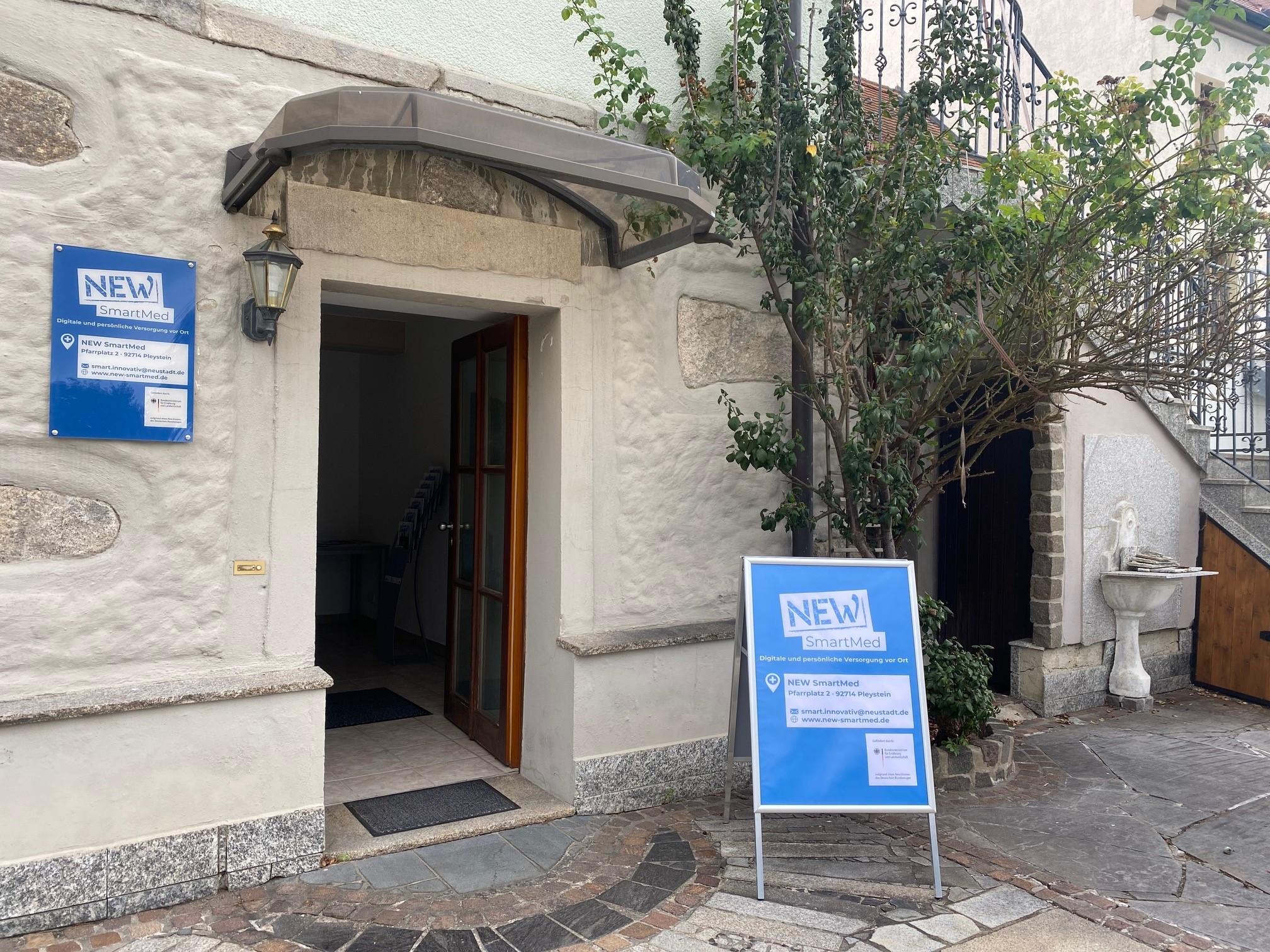 Der Eingang zu der neuen "SmartMed"-Praxis in Pleystein. 