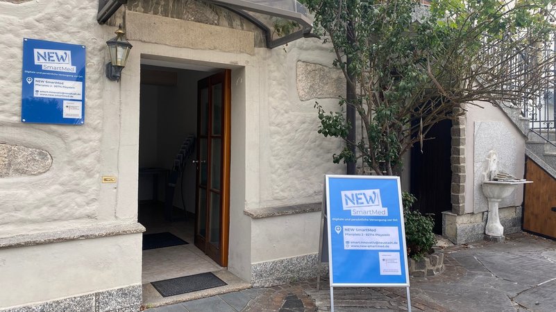 Der Eingang zu der neuen "SmartMed"-Praxis in Pleystein. | Bild: BR/Rudolf Heinz Der Eingang zu der neuen "SmartMed"-Praxis in Pleystein.