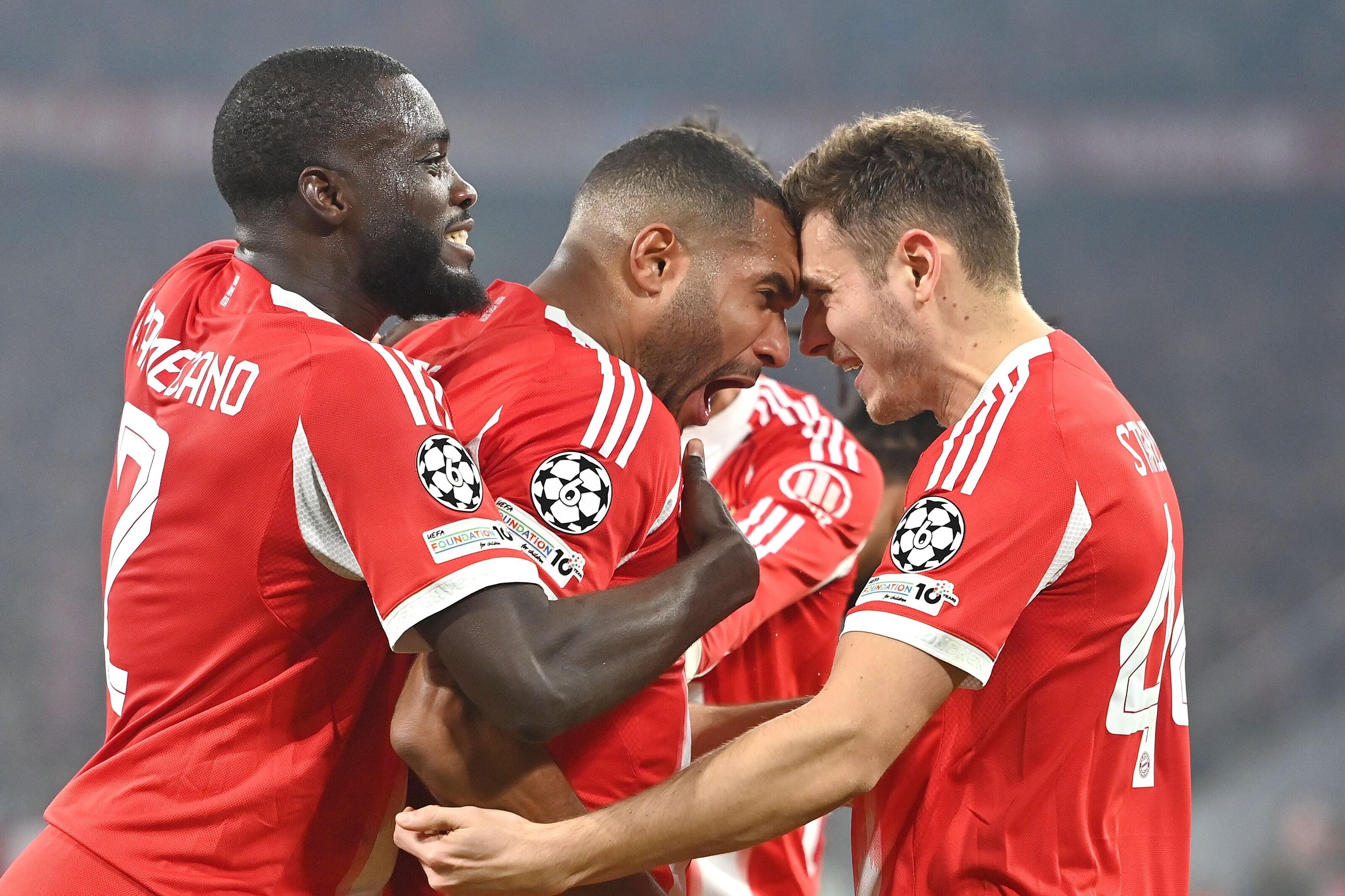 Jonathan Tah jubelt nach seinem 3:1-Siegtreffer mit Upamecano und Stanišić