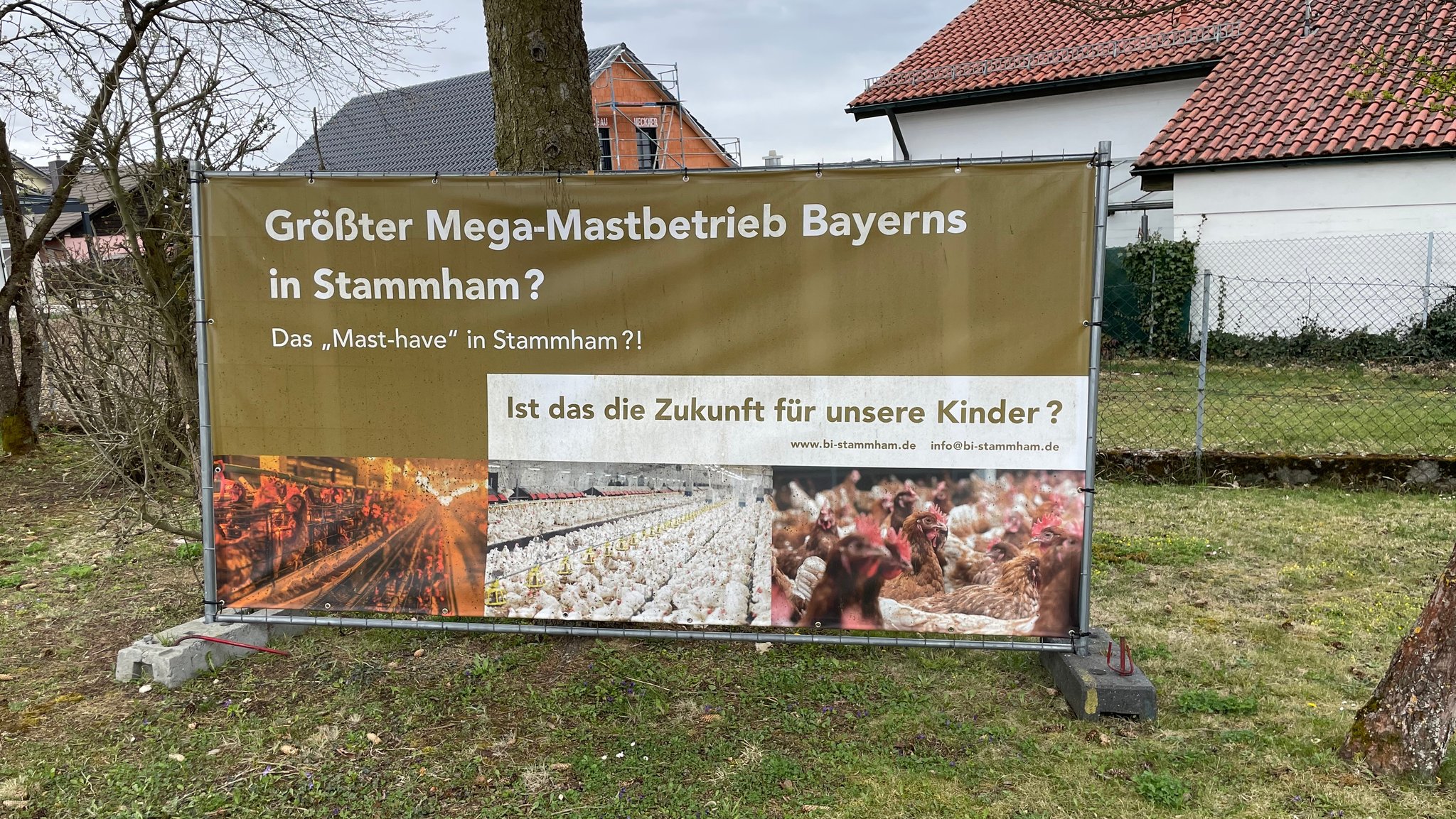 Protest-Plakat gegen die Hähnchenmastanlage