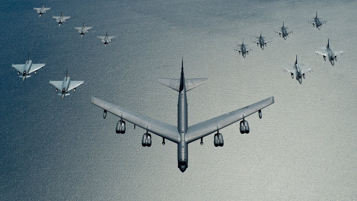 B-52 und andere Flugzeuge bei einer Übung über der Ostsee 2016