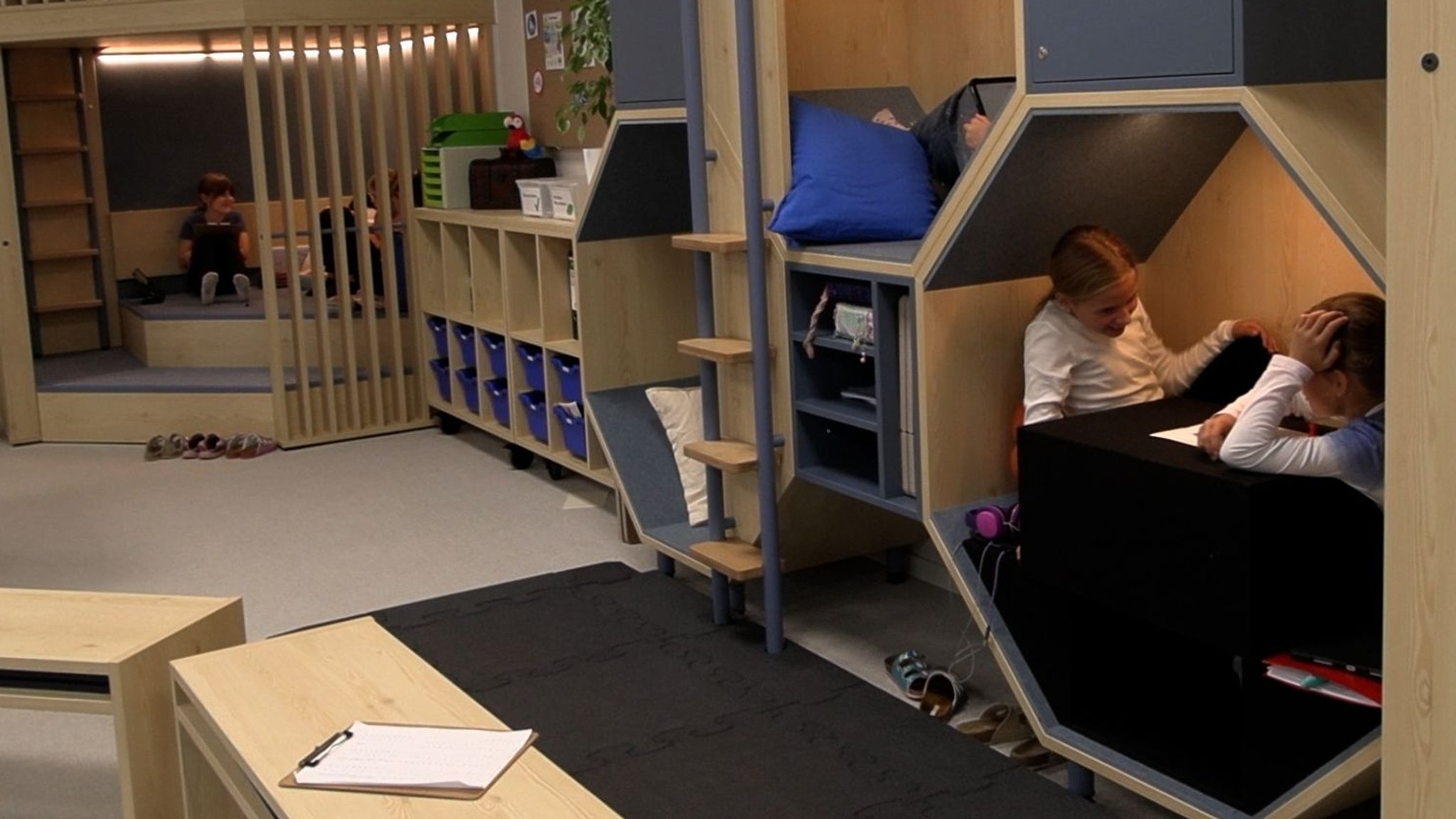 Kinder sitzen auf und in Holzmöbeln in einem Klassenzimmer der Spalatin-Schule in Spalt. | Bild: BR/Vera Held Kinder sitzen auf und in Holzmöbeln in einem Klassenzimmer der Spalatin-Schule in Spalt.