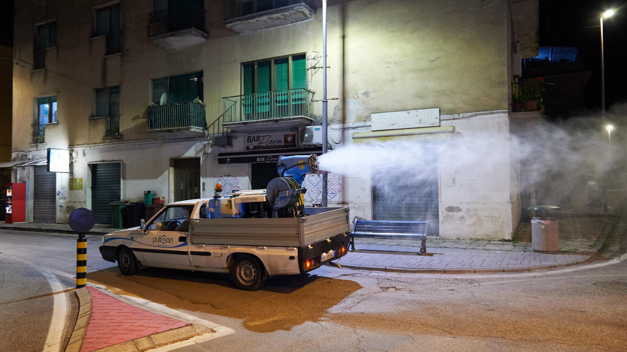 In der Gemeinde Sessa Aurunca in der italienischen Region Kampanien fährt ein kleiner Pickup nachts durch die Straßen und versprüht Insektenschutzmittel.