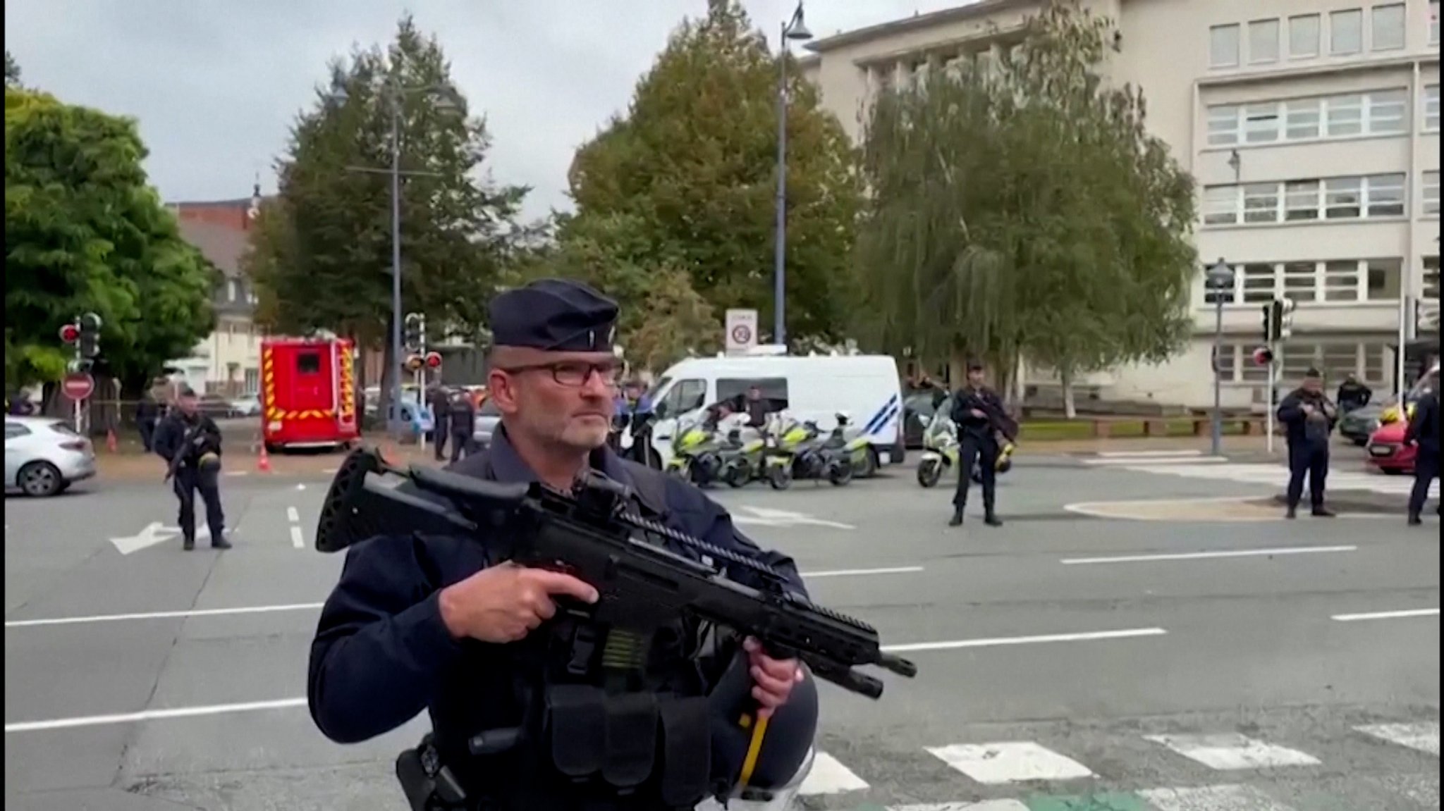 Schwerbewaffnete Sicherheitskräfte der französischen Polizei.