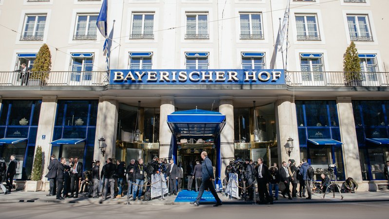 Hotel Bayerischer Hof - Tagungsort der Münchner Sicherheitskonferenz | Bild: BR/Julia Müller Hotel Bayerischer Hof - Tagungsort der Münchner Sicherheitskonferenz