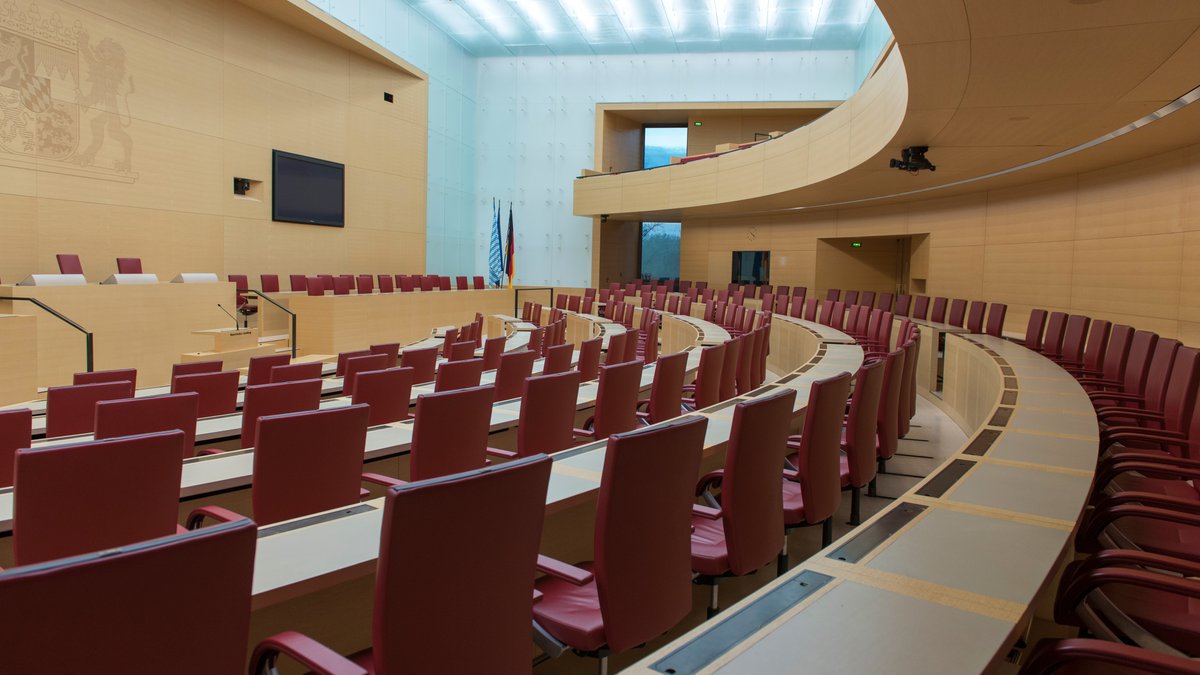 Leerer Plenarsaal des Bayerischen Landtags in München
