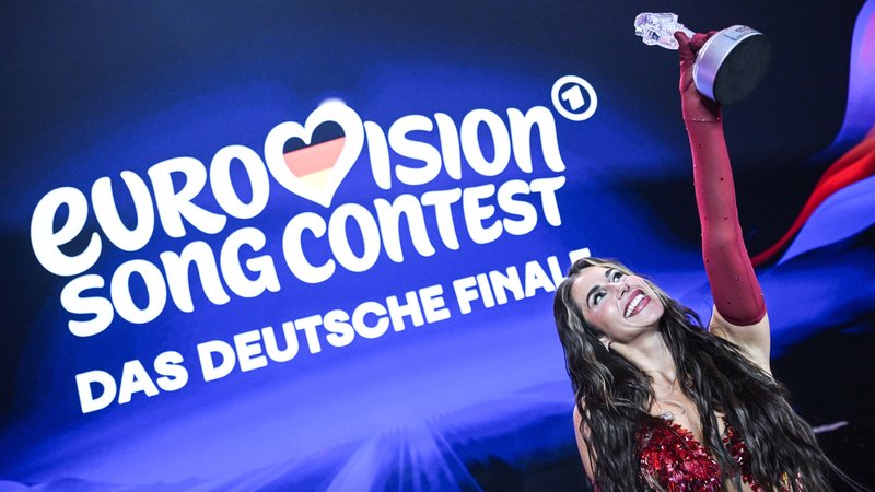 Die Musikerin Sarah Engels freut sich bei dem Vorentscheid zum Eurovision Song Contest über den Sieg. | Bild: picture alliance/dpa | Britta Pedersen Die Musikerin Sarah Engels freut sich bei dem Vorentscheid zum Eurovision Song Contest über den Sieg.