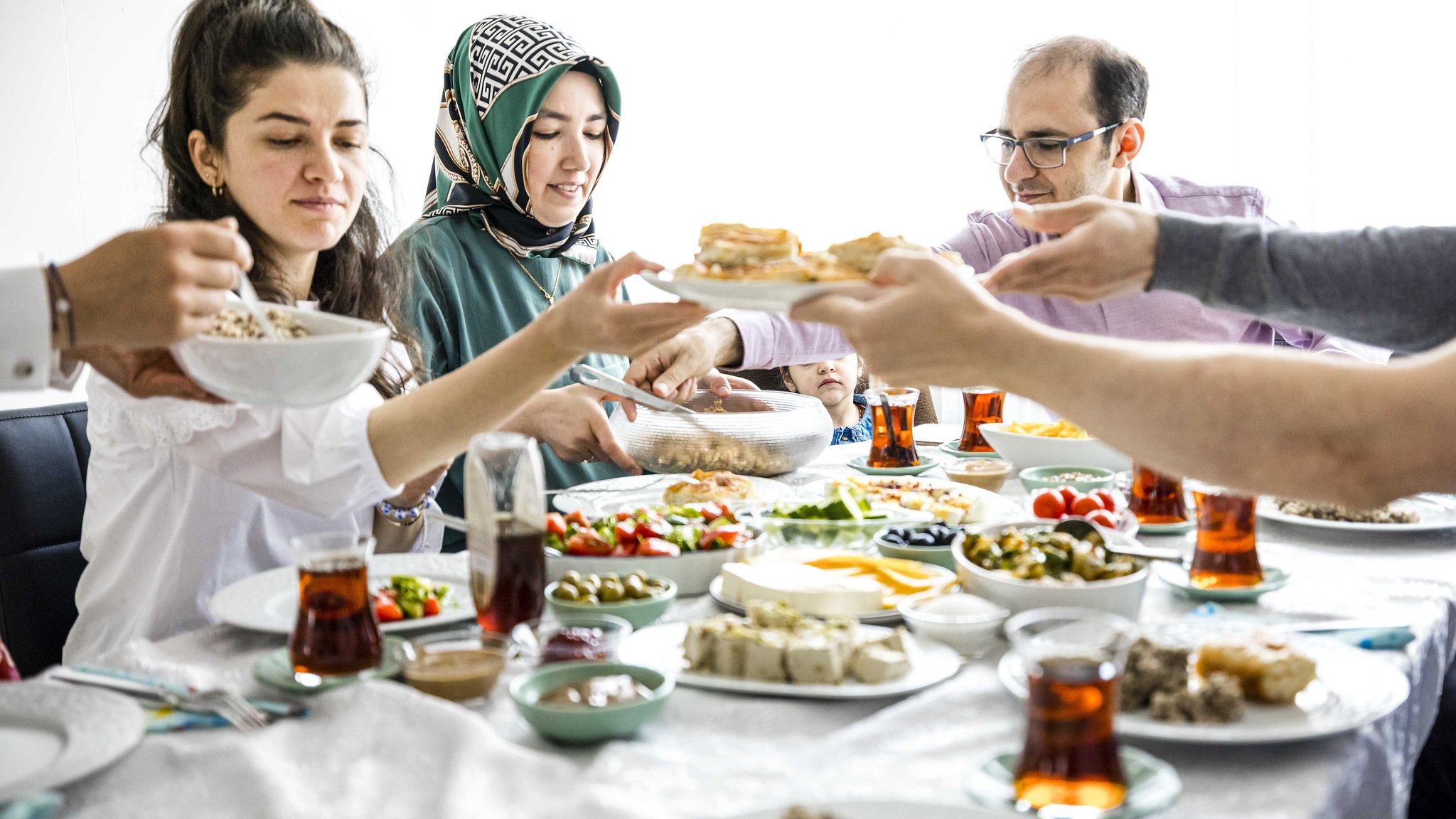 Freunde und Familie am Frühstückstisch während der Feier des Opferfestes. (Symbolbild)