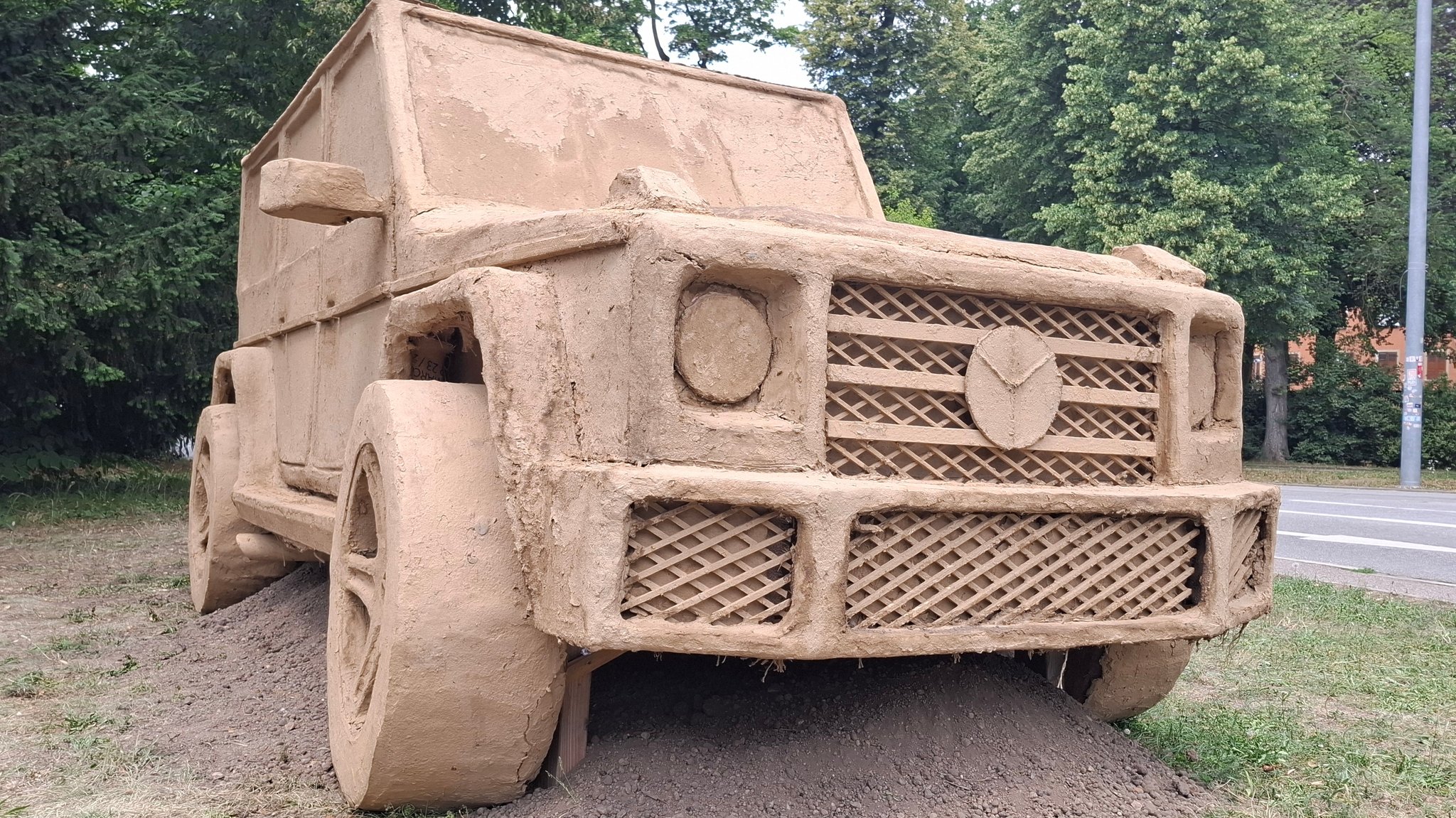 Die Künstlerin Folke Köbberling "rebelliert" am Platz der Einheit mit ihrer Skulptur gegen die Vorherrschaft des motorisierten Verkehrs.