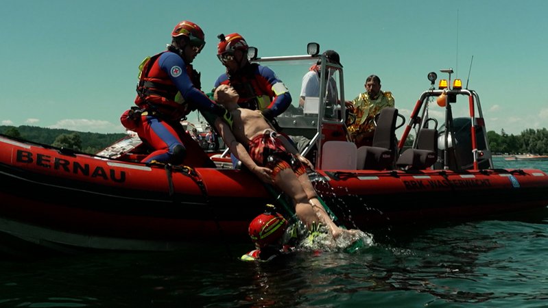 Badetote: Die Wasserwacht Bayern mahnte bei einer Übung am Chiemsee zu Vorsicht (Archiv). | Bild: BR Badetote: Die Wasserwacht Bayern mahnte bei einer Übung am Chiemsee zu Vorsicht (Archiv).