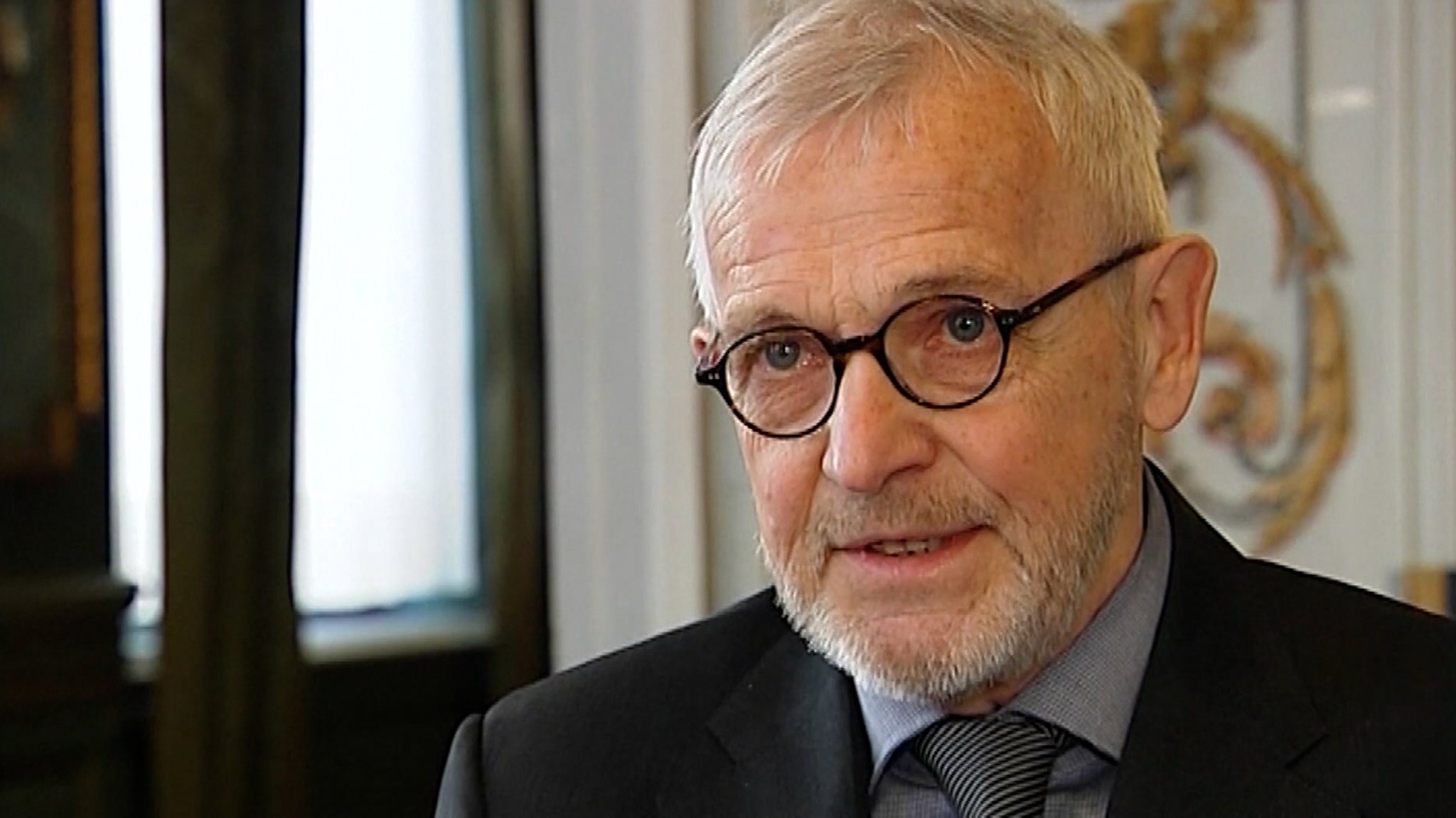 Der diesjährige Nobelpreis für Physik geht an Francis Halzen. Das Nobelkomitee in Stockholm ehrt den belgisch-amerikanischen Teilchenphysiker für die Entdeckung hochenergetischer Neutrinos astrophysikalischen Ursprungs. | Bild: Bayerischer Rundfunk 2026 Der diesjährige Nobelpreis für Physik geht an Francis Halzen. Das Nobelkomitee in Stockholm ehrt den belgisch-amerikanischen Teilchenphysiker für die Entdeckung hochenergetischer Neutrinos astrophysikalischen Ursprungs.
