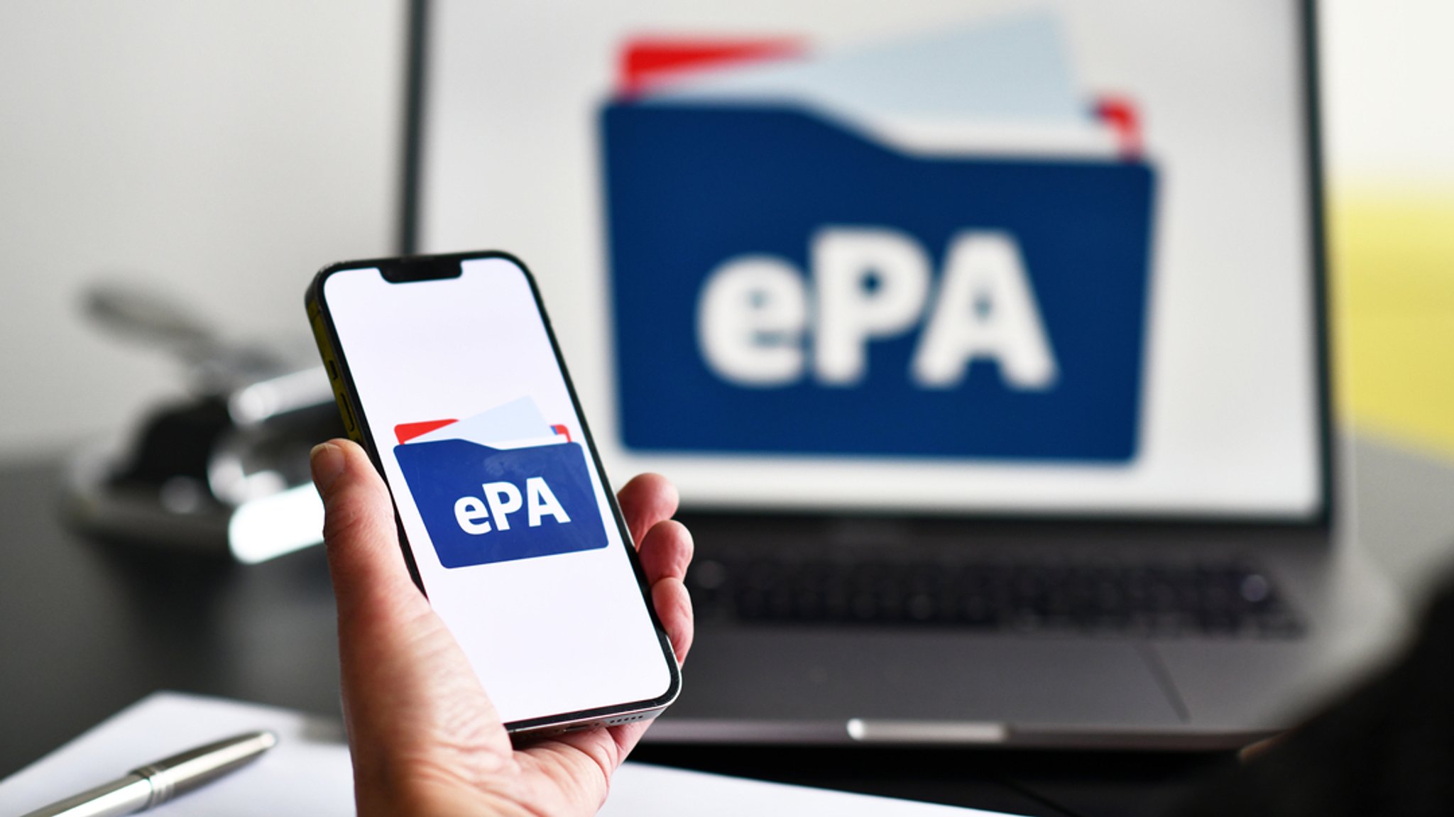 Logos der ePA auf einem Smartphone und einem Computerbildschirm | Bild: stock.adobe.com/nmann77 Logos der ePA auf einem Smartphone und einem Computerbildschirm