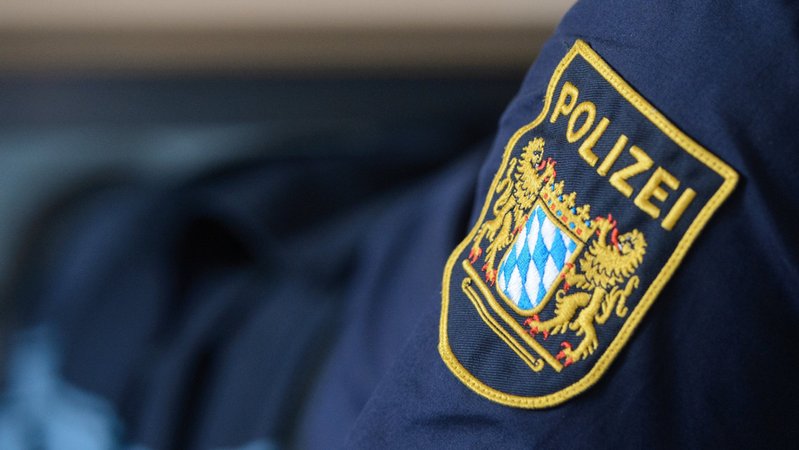 Wappen der bayerischen Polizei auf Ärmel einer Uniform