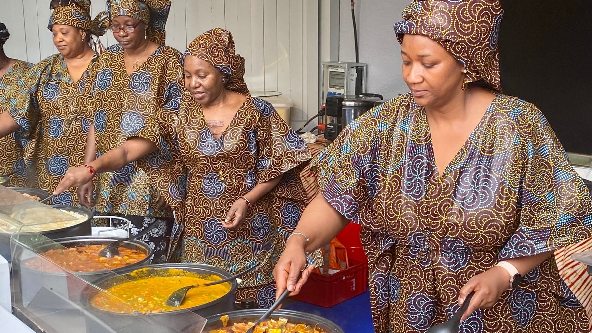 Frauen kochen afrikanisches Essen