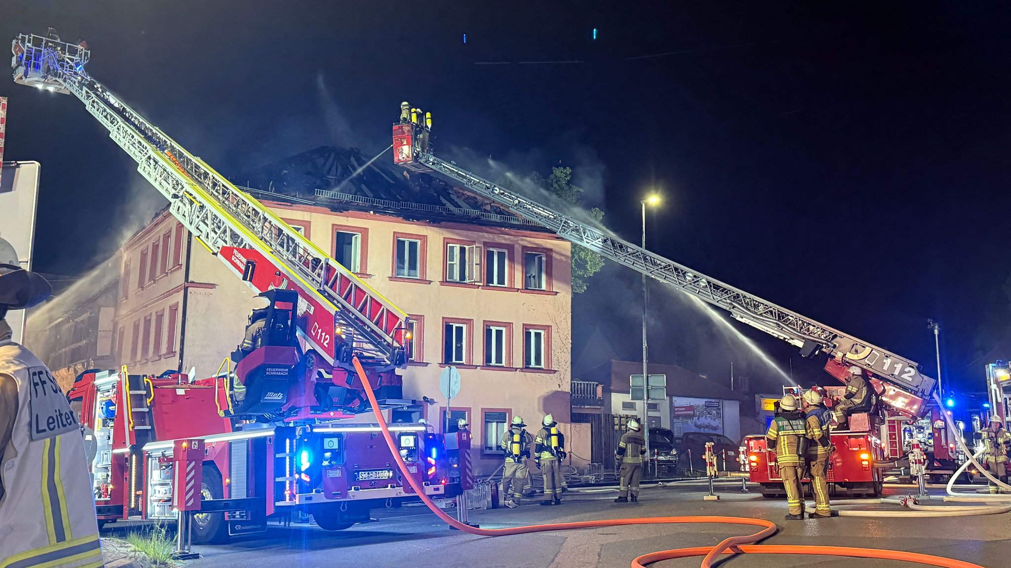 In Schwabach hat ein Mehrfamilienhaus innerhalb von sechs Wochen zum dritten Mal gebrannt. | Bild: NEWS5 / Felix Besold In Schwabach hat ein Mehrfamilienhaus innerhalb von sechs Wochen zum dritten Mal gebrannt.