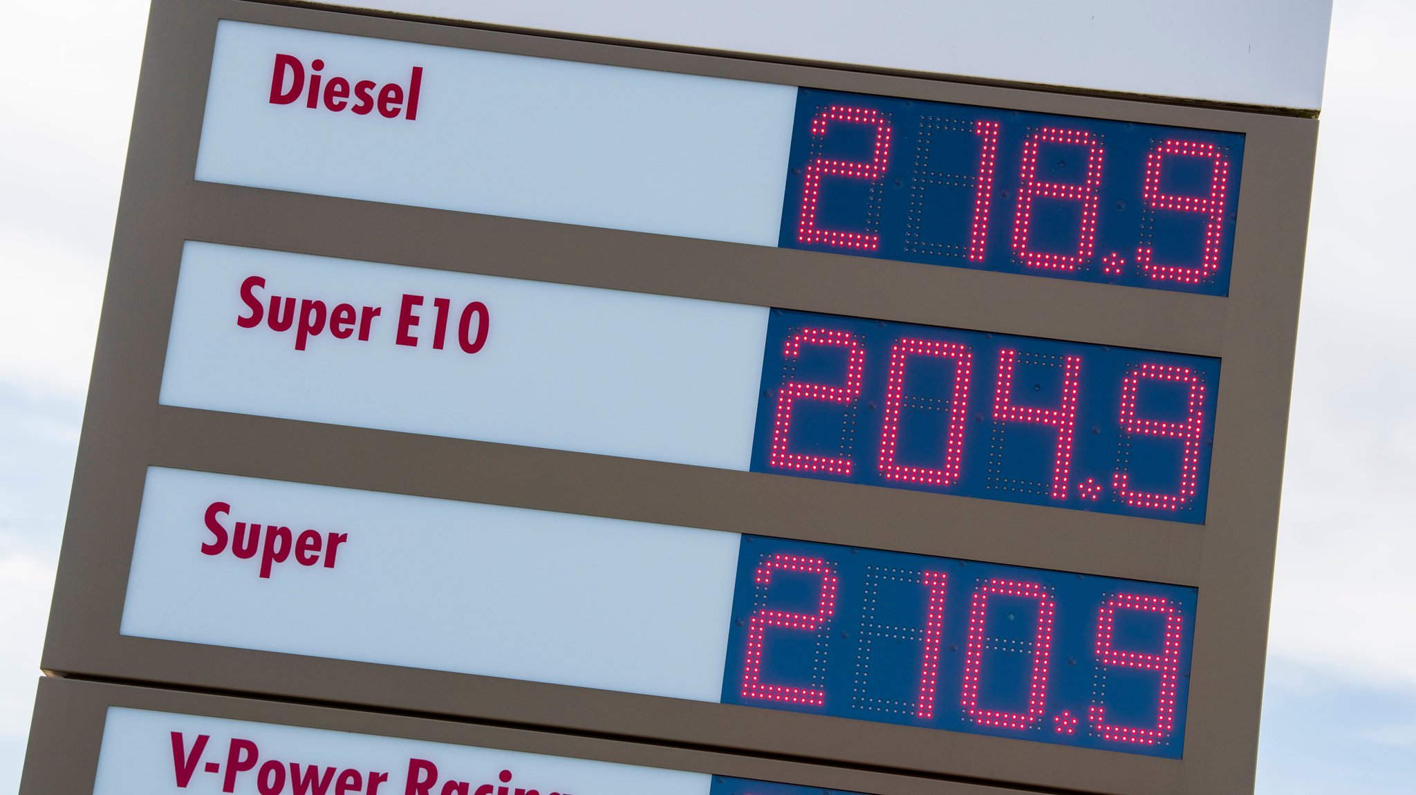 Die Preise an den Tankenstellen steigen seit Ausbruch des Irankriegs.