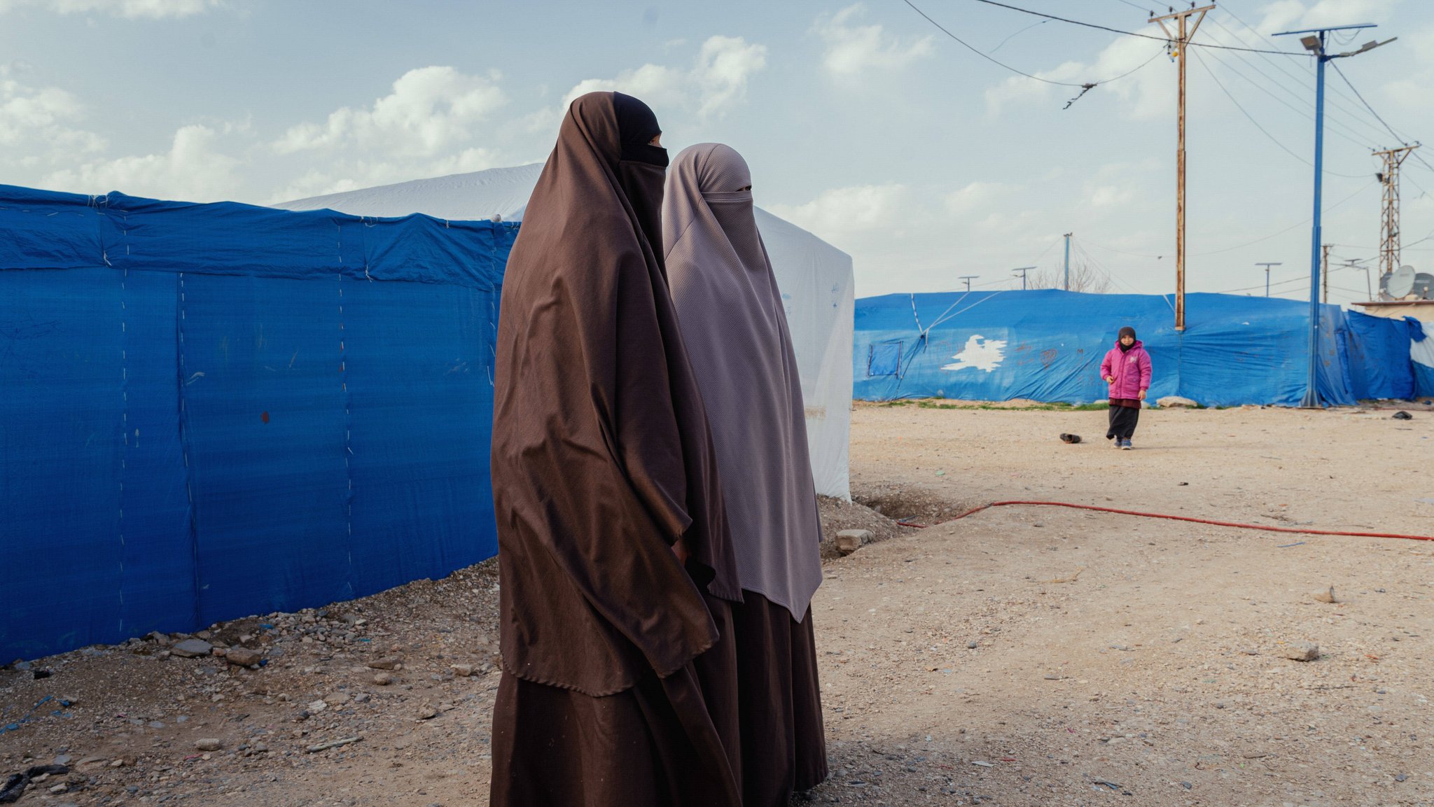 (Symbolbild) IS-Frauen in einem von kurdischen Kräften kontrollierten Camp. | Bild: pa/dpa/Silvia Casadei/MEI (Symbolbild) IS-Frauen in einem von kurdischen Kräften kontrollierten Camp.