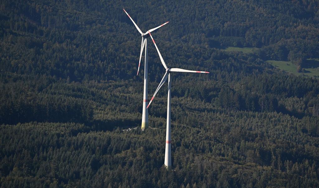 Windräder in einem Wald, aufgenommen aus einem Flugzeug