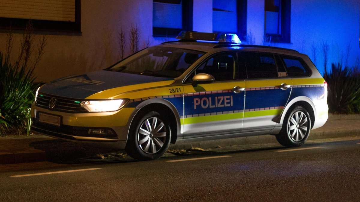Polizeiauto im Einsatz bei Nacht. (Symbolbild)