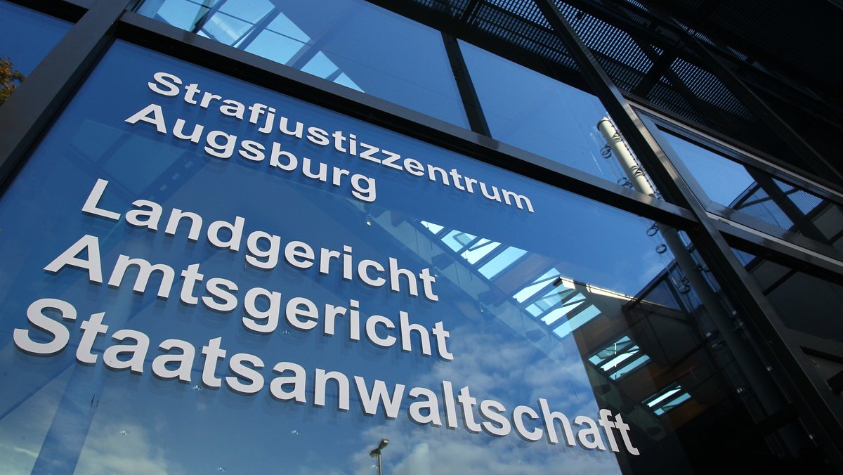 Die Glasfront des Justizzentrums Augsburg