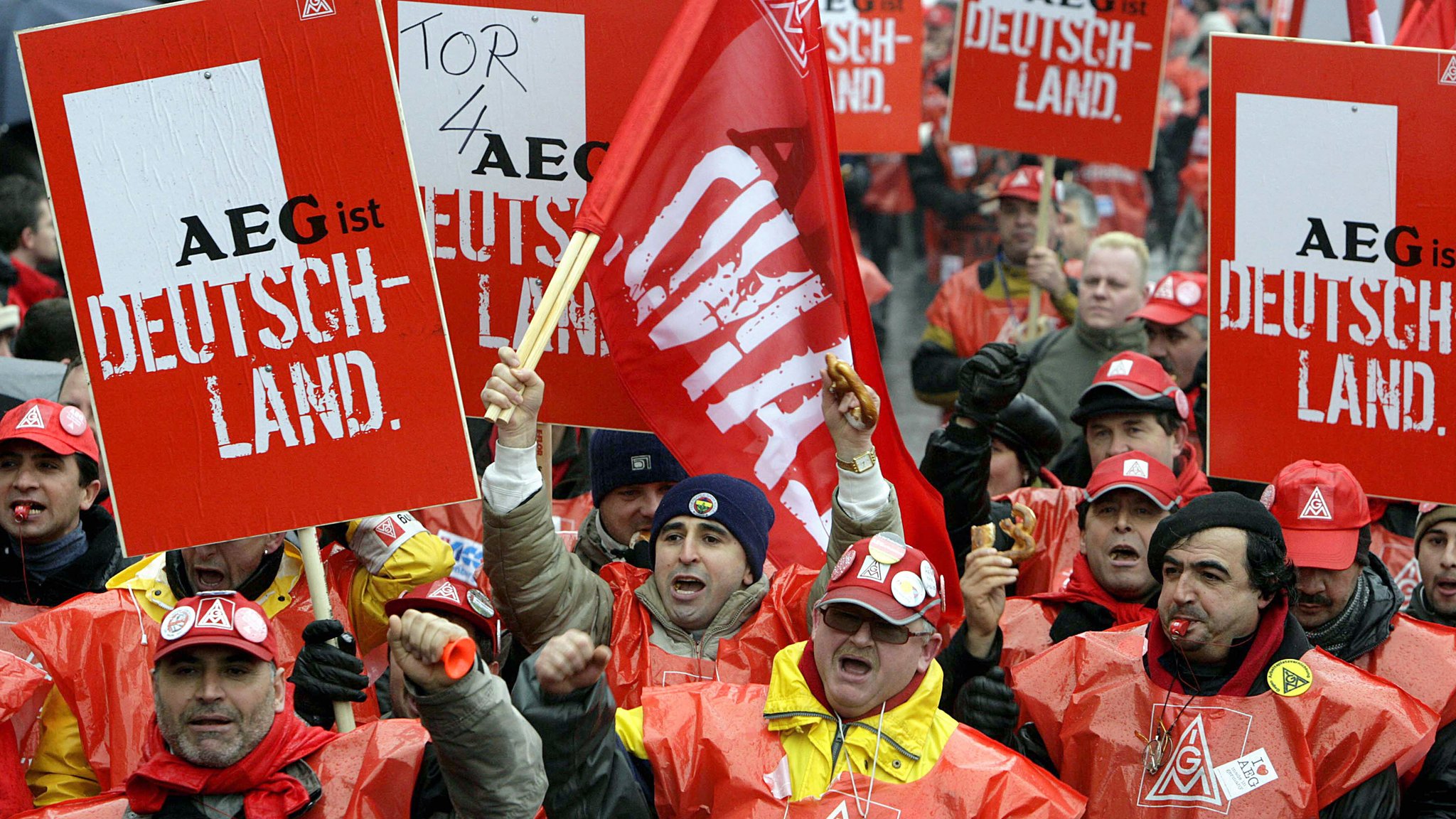 Protestierende AEG-Beschäftigte in roter Streik-Kleidung