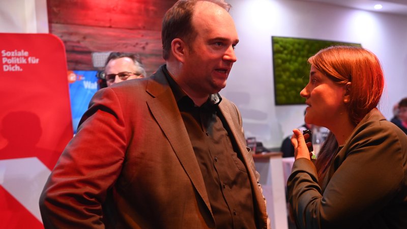 Sebastian Roloff und Ronja Endres (hier: auf der SPD-Bundestagswahlparty im Februar 2025) | Bild: picture alliance / SZ Photo | Stephan Rumpf Sebastian Roloff und Ronja Endres (hier: auf der SPD-Bundestagswahlparty im Februar 2025)