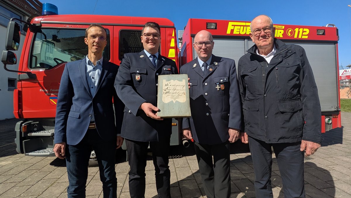 Peter Walburger (Bürgermeister von Ursberg) , Valentin Schmid (Kommandant der Feuerwehr Mindelzell), Michael Miller (Vorstand der Feuerwehr Mindelzell) und Georg Schmid (Chronist) vl.nr