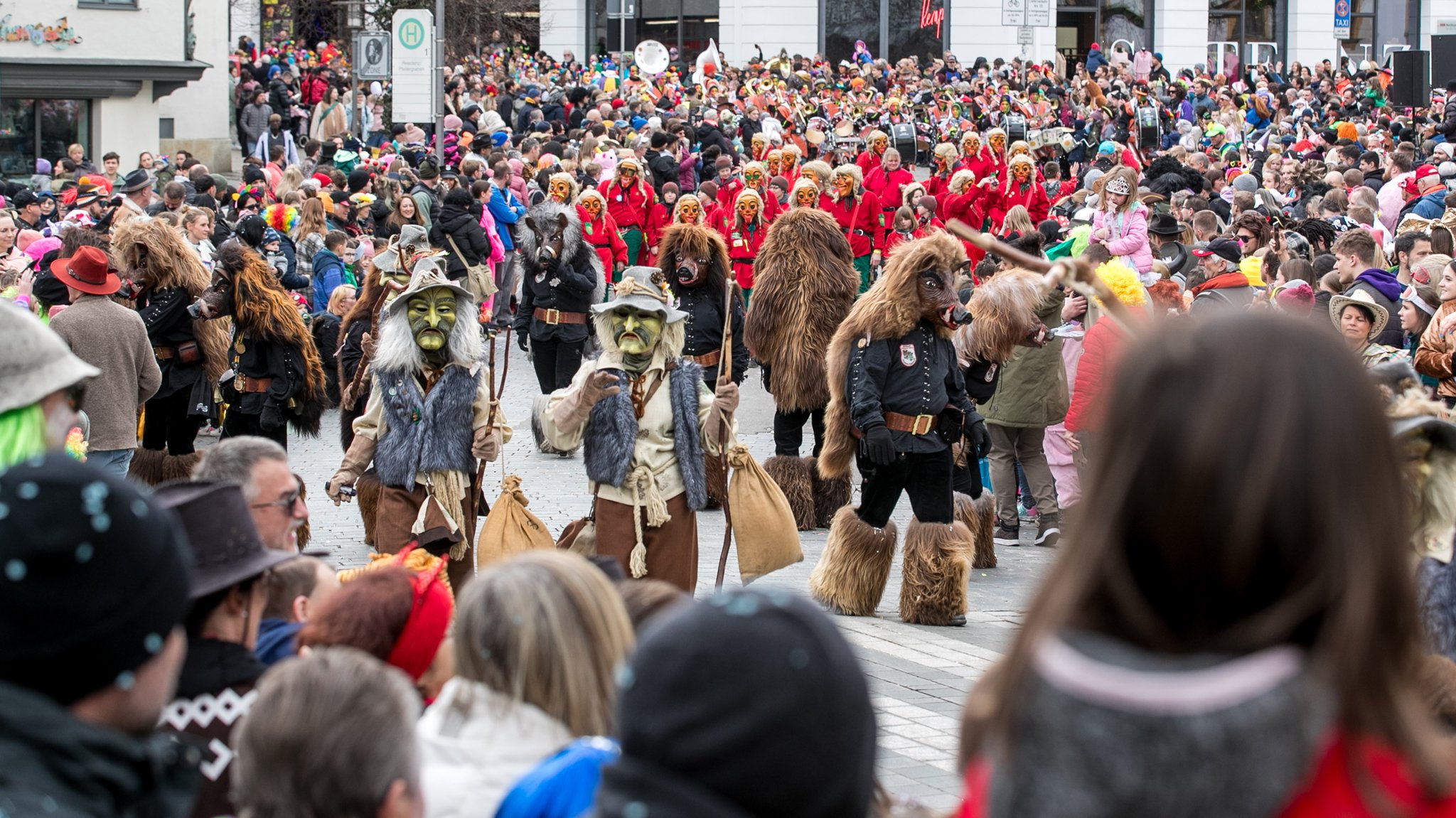 Verkleidete Gruppen Menschen beim Faschingsumzug durch Kempten. 