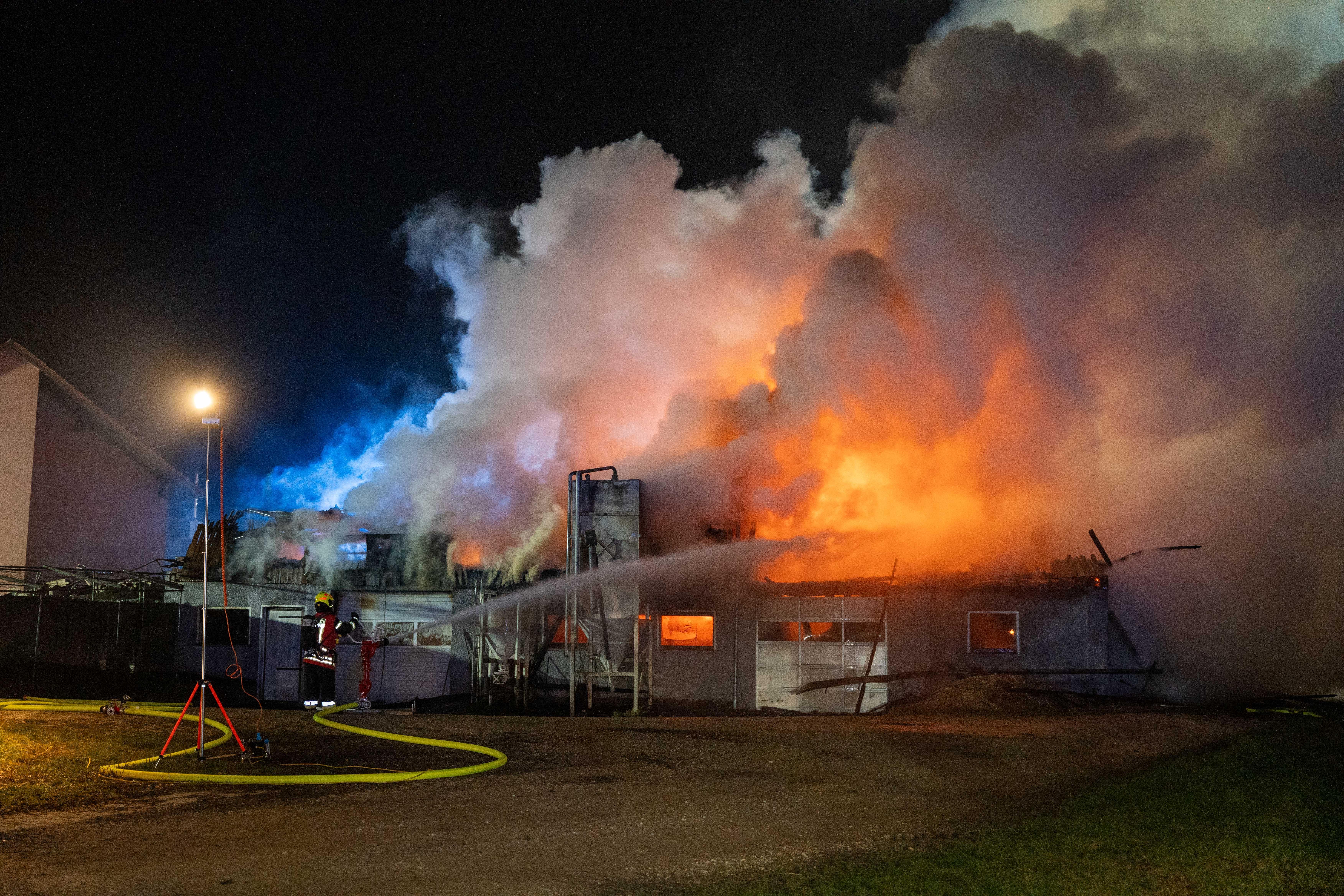 Feuerwehr bei Löscharbeiten.