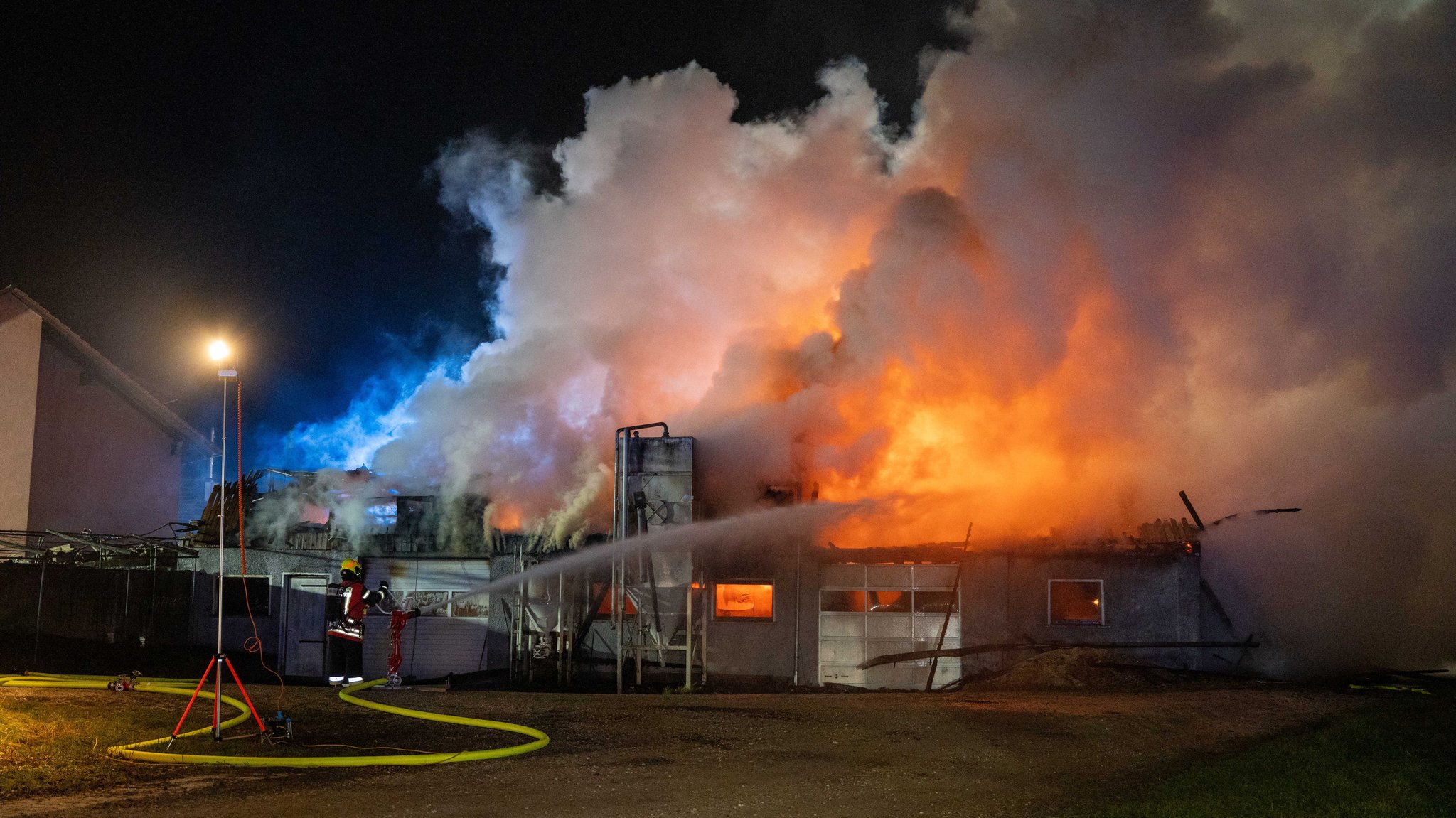 Feuerwehr bei Löscharbeiten.