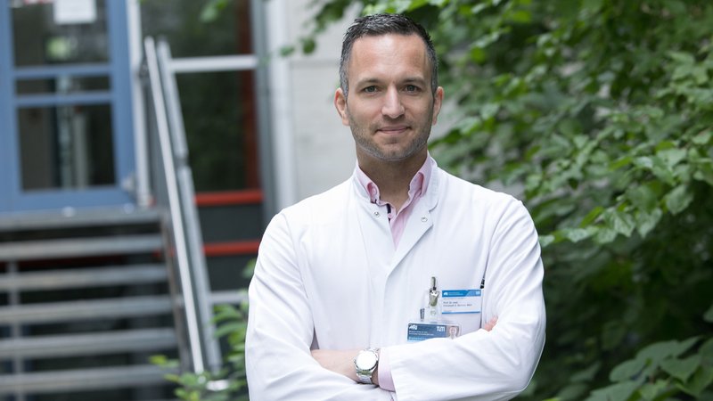 Virologe Christoph Spinner betont Erfolge bei HIV-Forschung | Bild: picture alliance / SZ Photo | Florian Peljak Virologe Christoph Spinner betont Erfolge bei HIV-Forschung