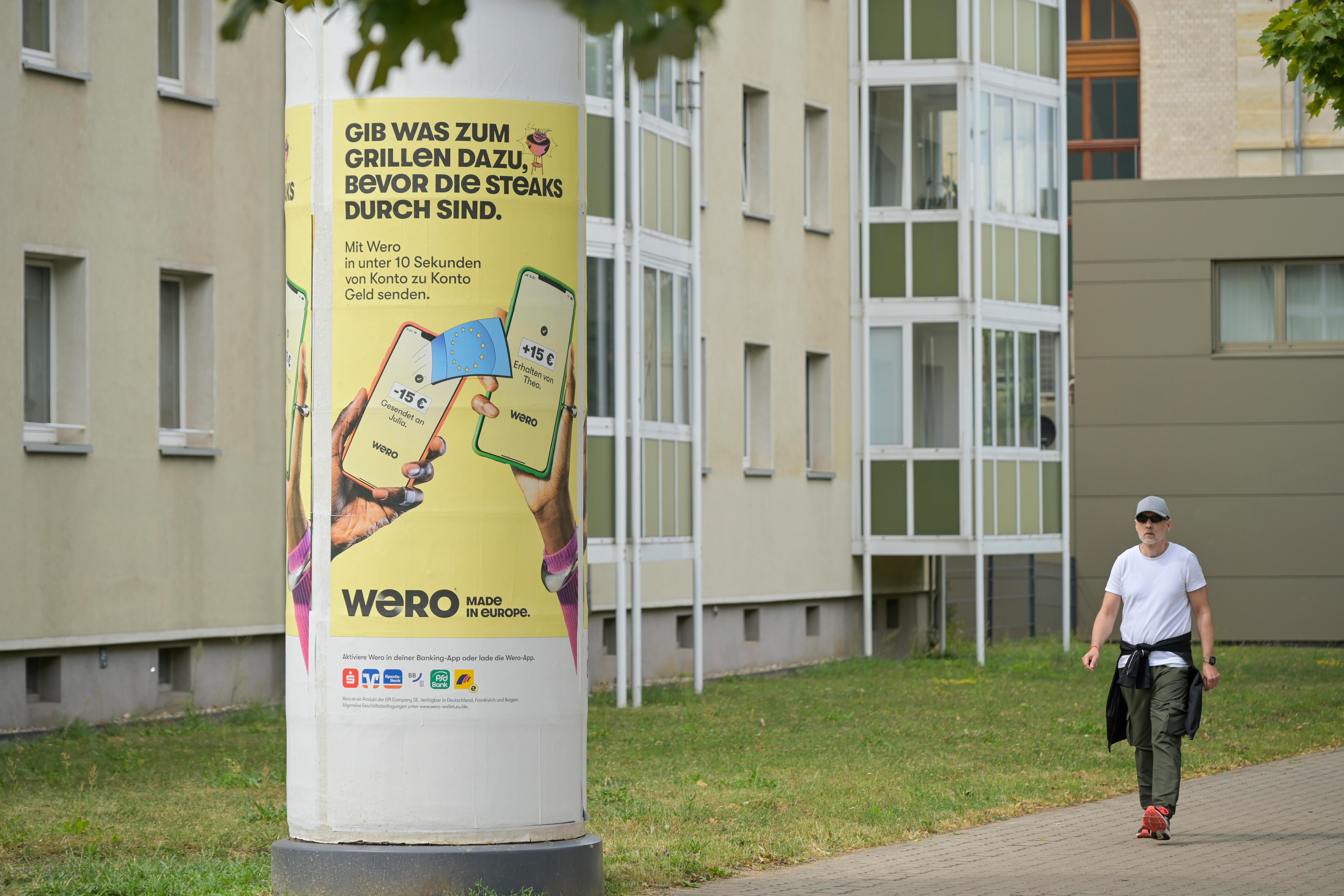 Der Bezahldienst Wero wirbt auf einer Litfaßsäule in Magdeburg