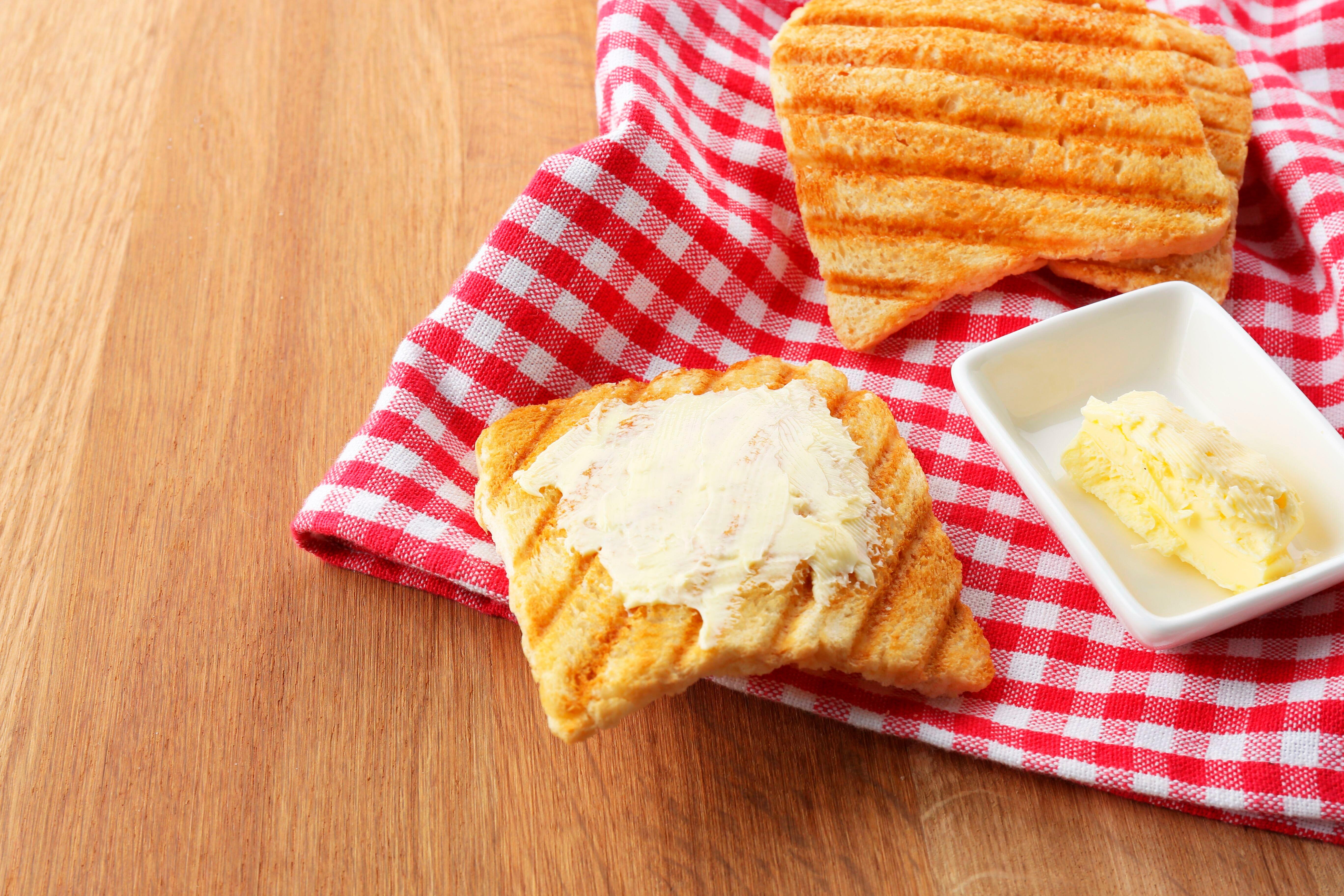 Bild von einem Frühstücks-Toast mit Margarine; Milchersatzprodukte können eine gute Option für Menschen sein, die aus verschiedenen Gründen keine Kuhmilch konsumieren möchten oder können