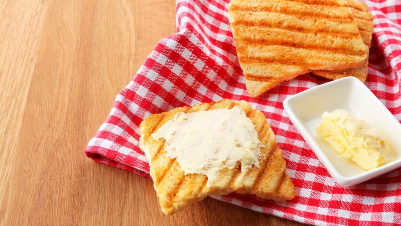 Bild von einem Frühstücks-Toast mit Margarine; Milchersatzprodukte können eine gute Option für Menschen sein, die aus verschiedenen Gründen keine Kuhmilch konsumieren möchten oder können