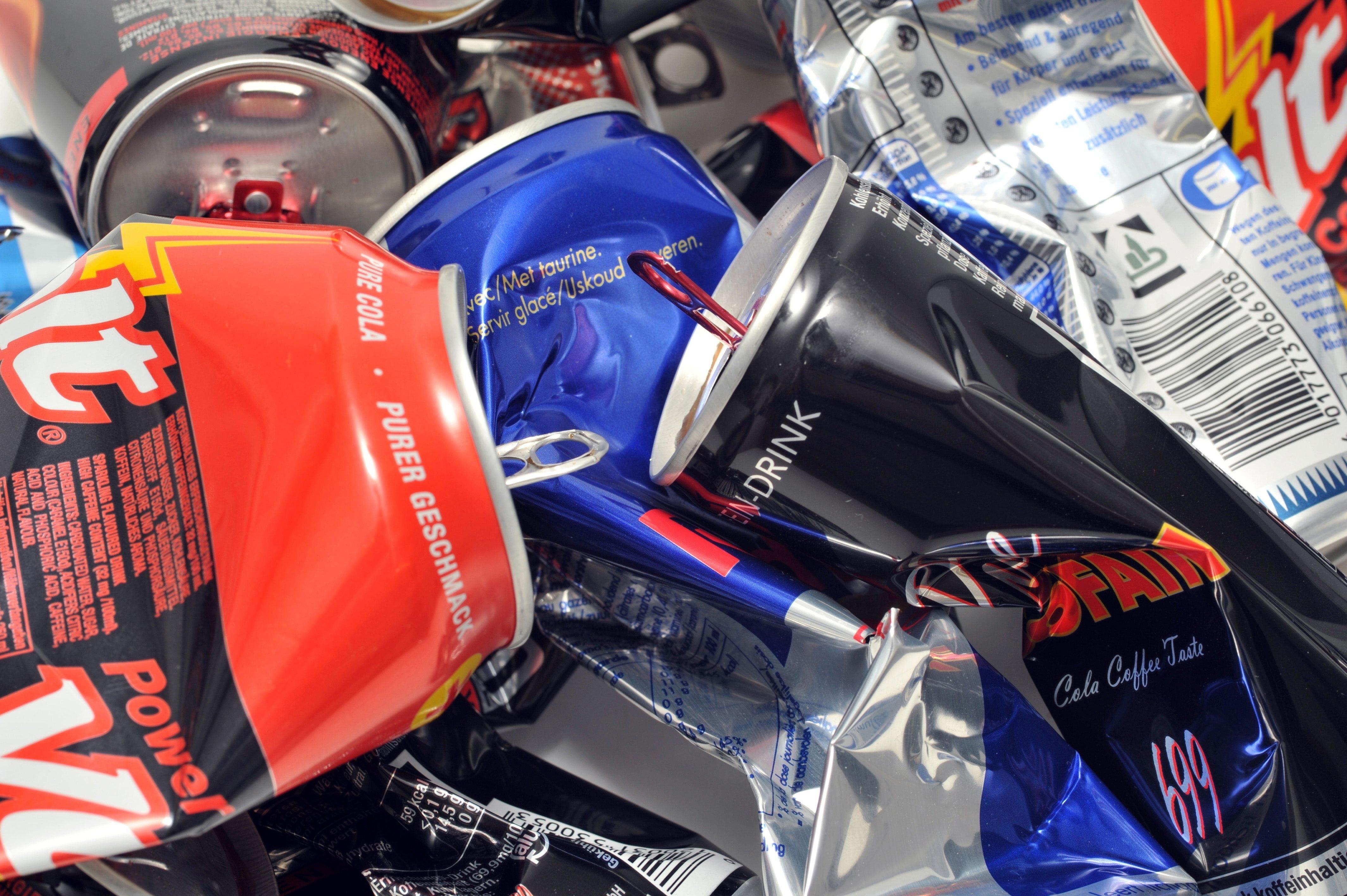 Zerdrückte Getränkedosen (Symbolbild)