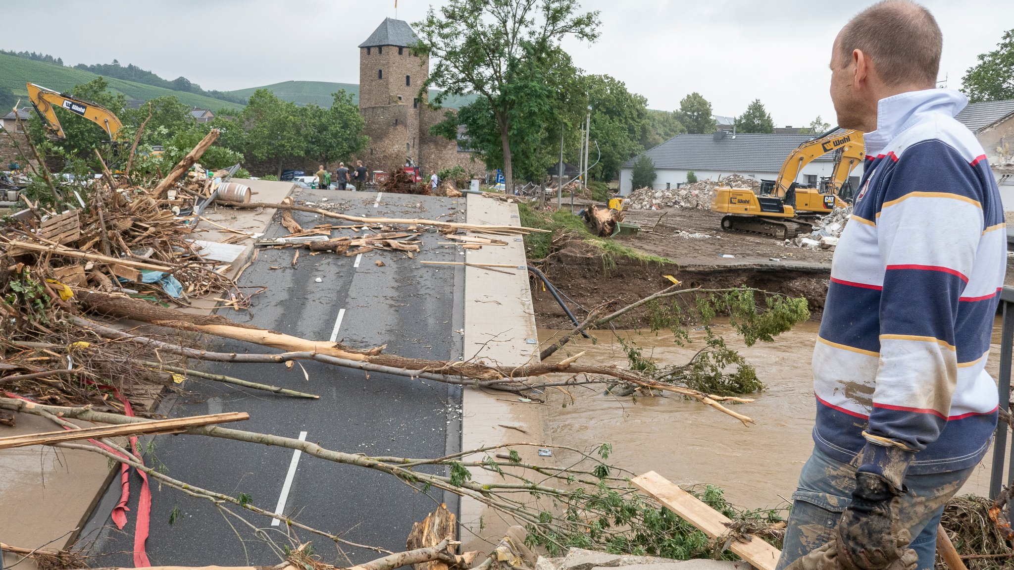 Nach der Flut in Bad Neuenahr-Ahrweiler, Rheinland-Pfalz beginnen im Stadtteil Ahrweiler die Aufräumarbeiten. Rolf Gross blickt im Stadtteil Ahrweiler auf die zerstörte Ahrbrücke.