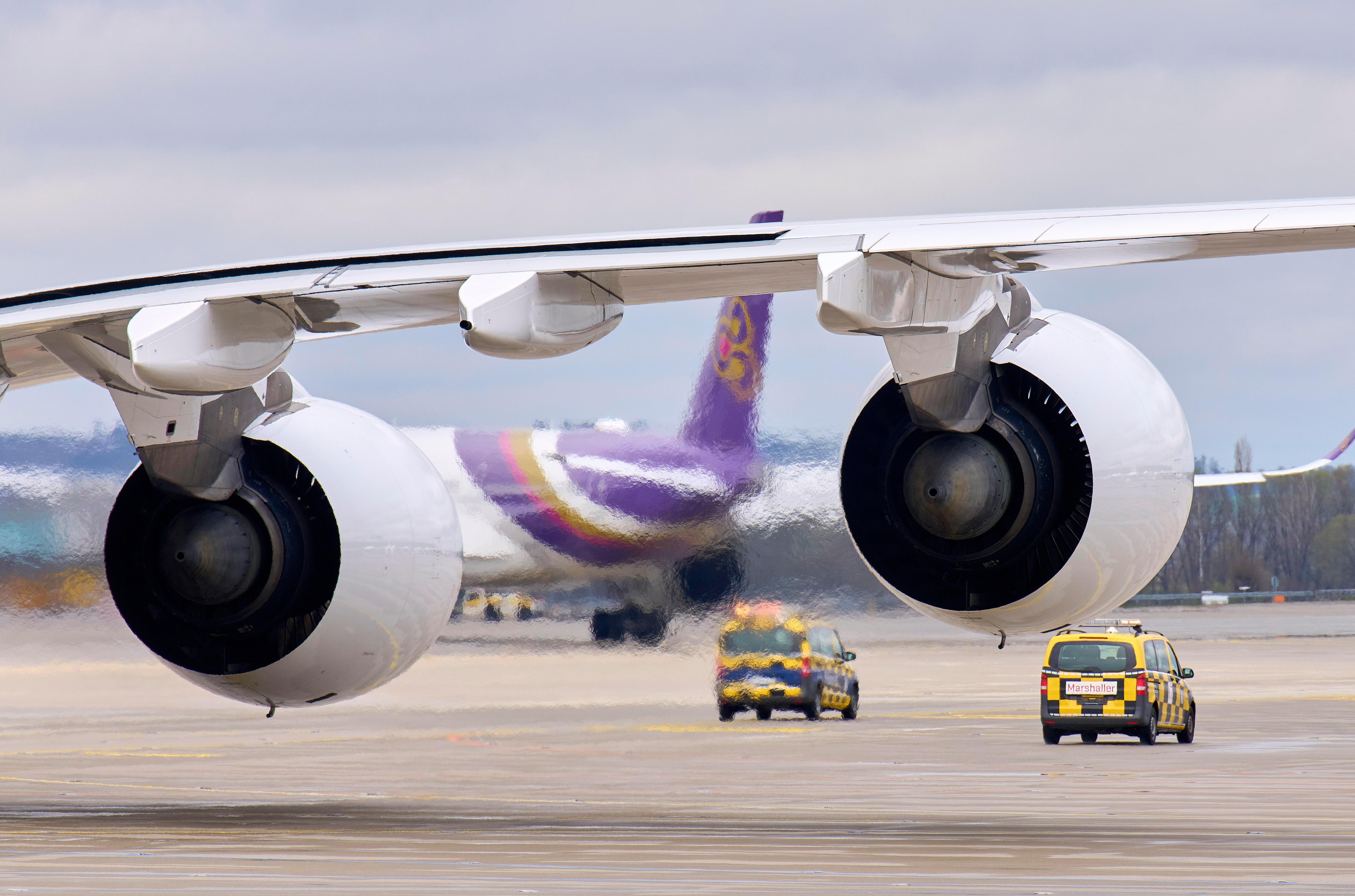 ARCHIV (12.04.23): Turbinen eines A380 am Münchner Flughafen nah - Symbolbild Feinstaubbelastung am Flughafen München