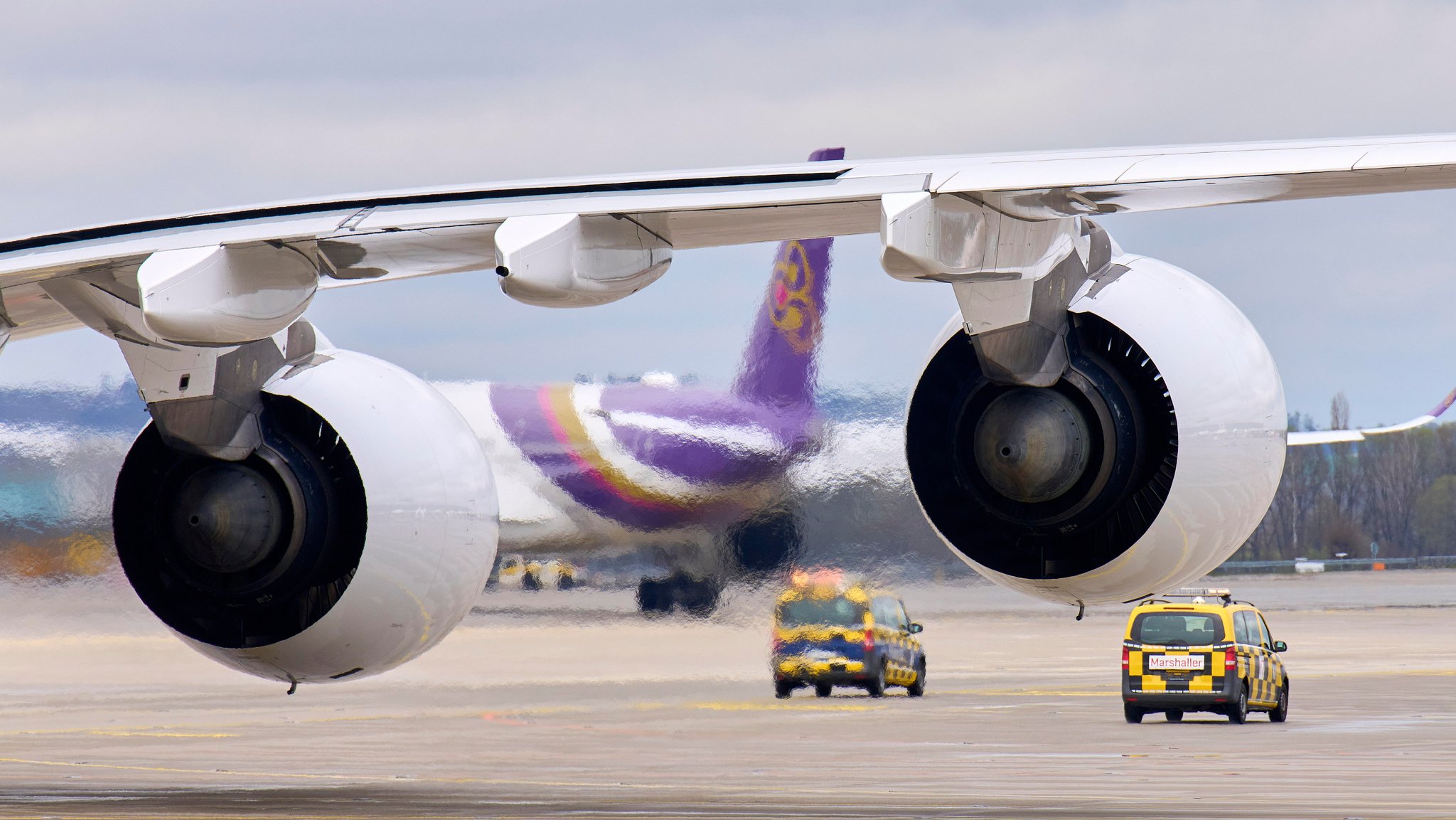 ARCHIV (12.04.23): Turbinen eines A380 am Münchner Flughafen nah - Symbolbild Feinstaubbelastung am Flughafen München