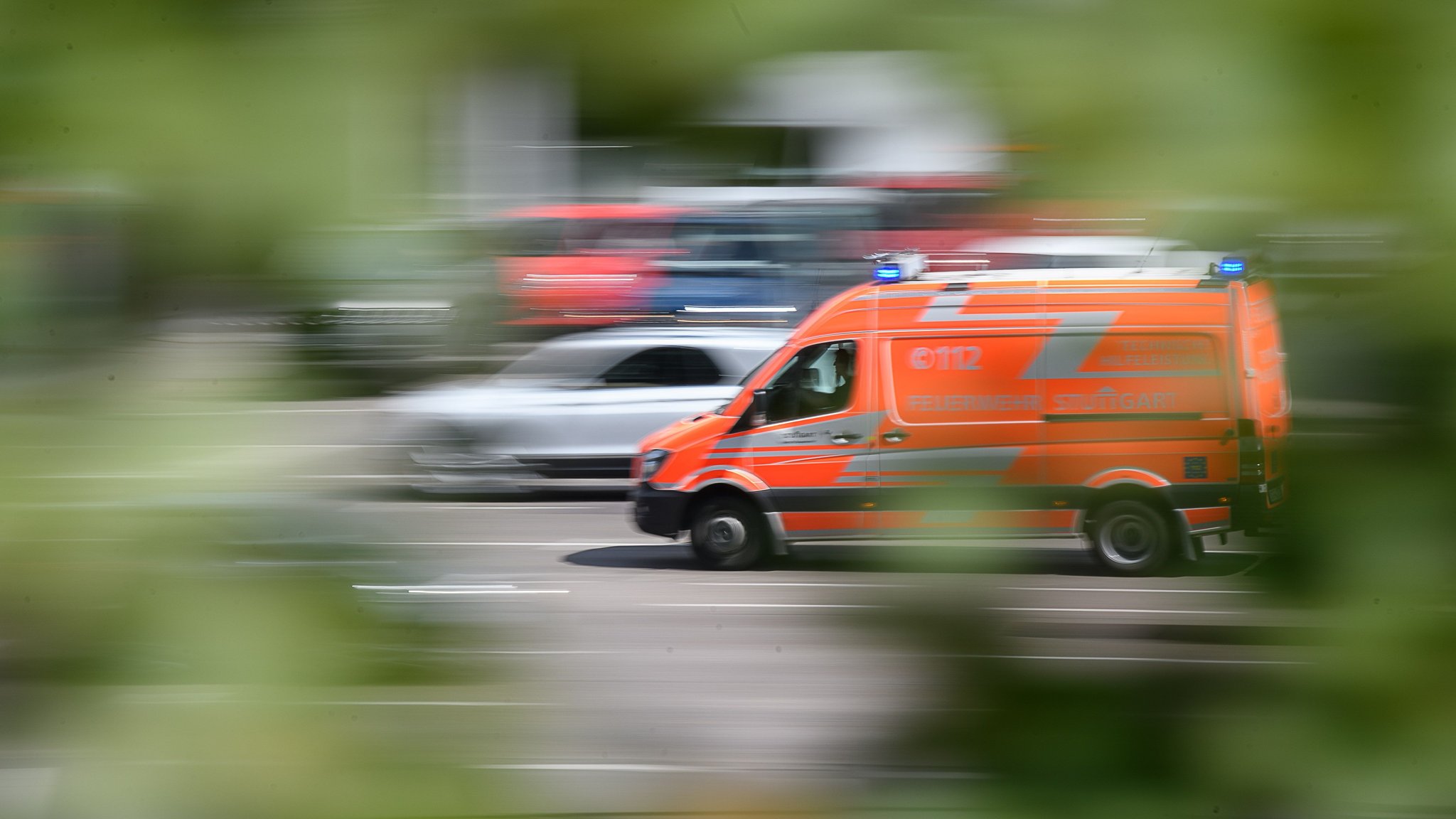 Baden-Württemberg, Stuttgart: Ein Rettungswagen fährt zu einem Einsatz. | Bild: dpa-Bildfunk Baden-Württemberg, Stuttgart: Ein Rettungswagen fährt zu einem Einsatz.