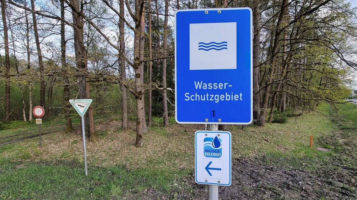 Schild mit der Aufschrift "Wasserschutzgebiet"